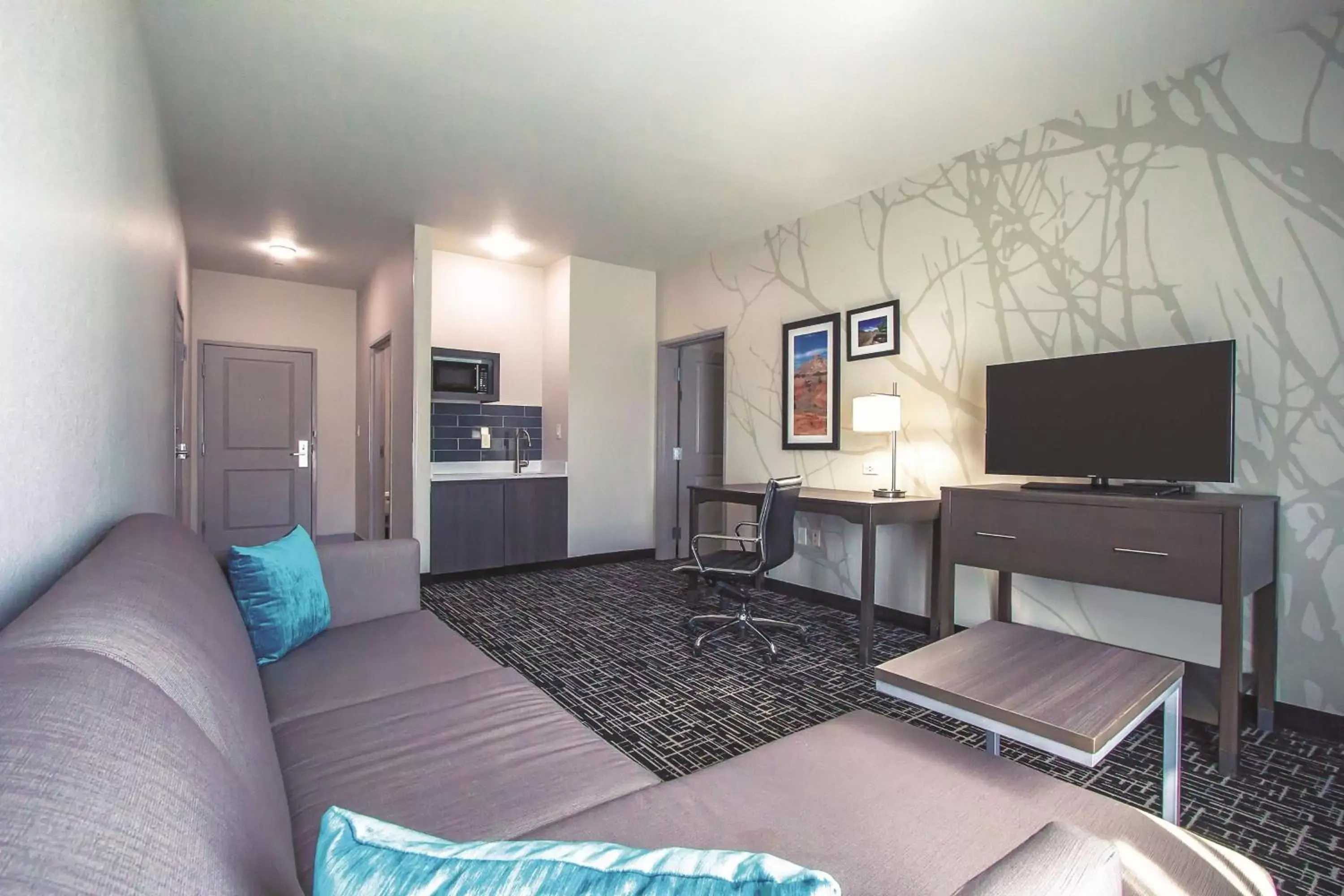 Photo of the whole room, TV/Entertainment Center in La Quinta Inn & Suites by Wyndham Pampa