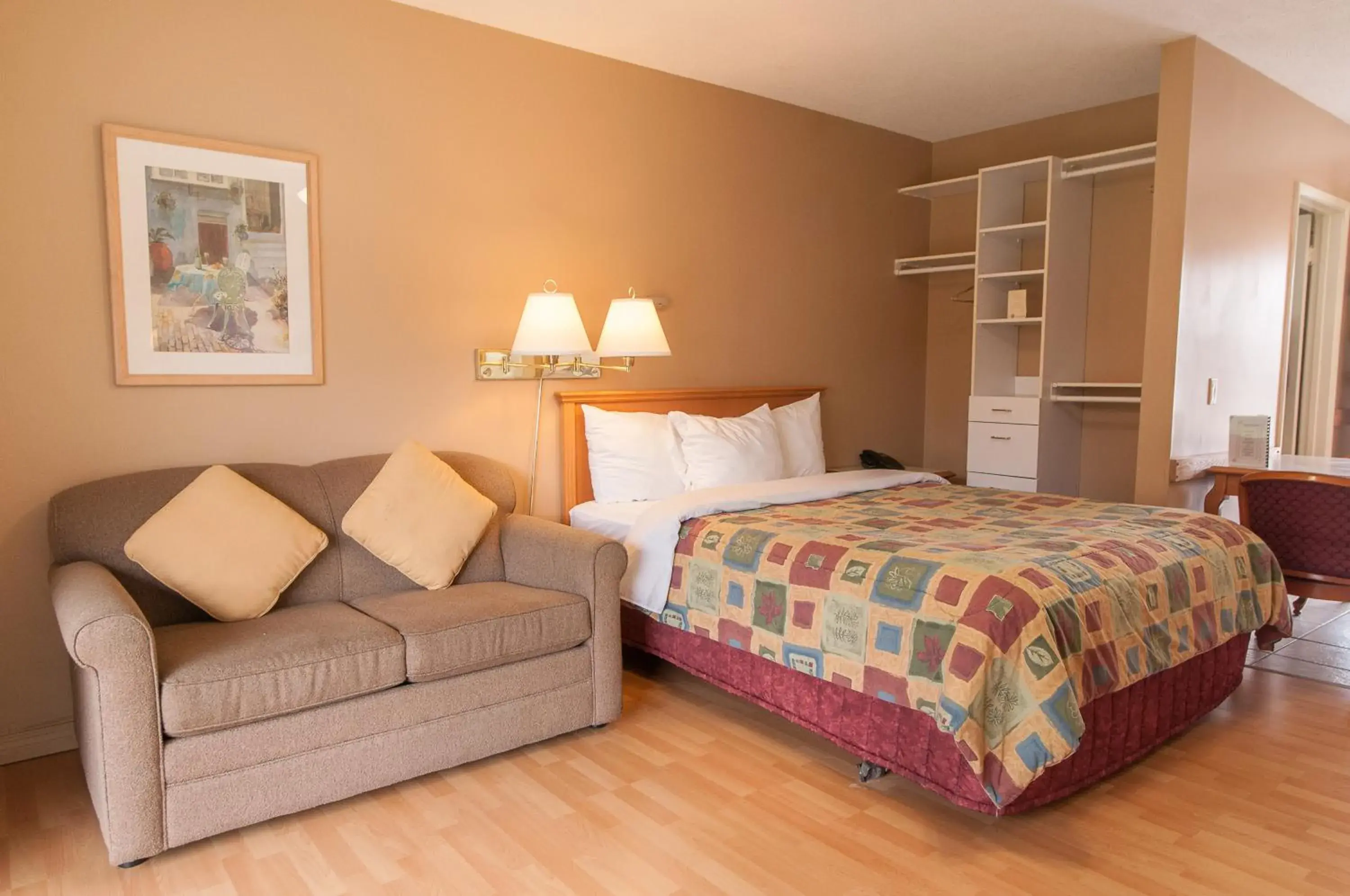 Seating area, Bed in Okanagan Seasons Resort