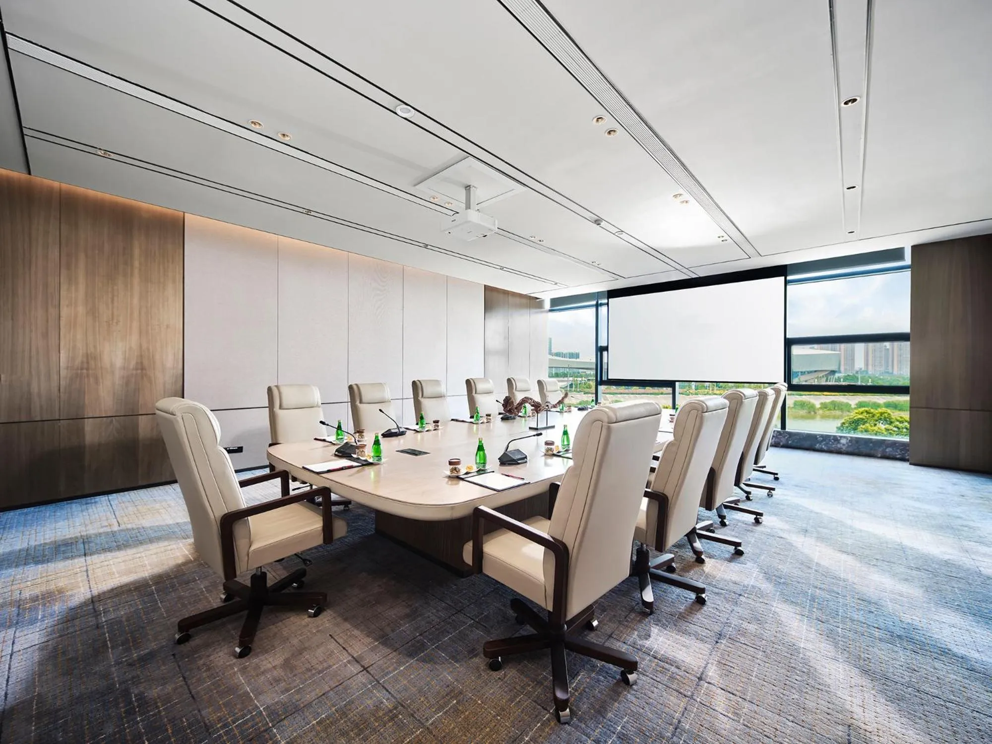 Business facilities in HUALUXE Nanjing Yangtze River