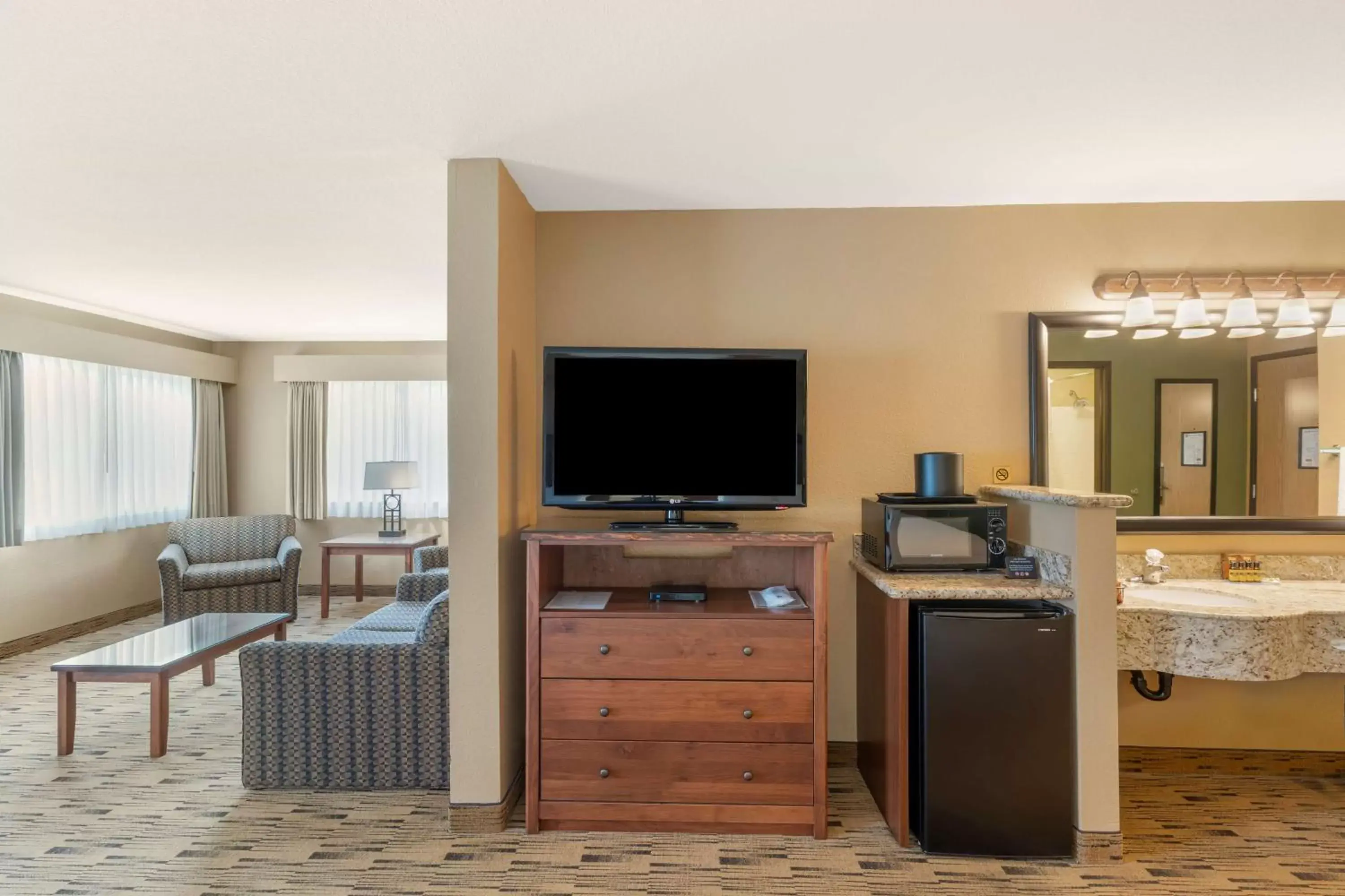 Bedroom, TV/Entertainment Center in Best Western Plus Columbia River Inn