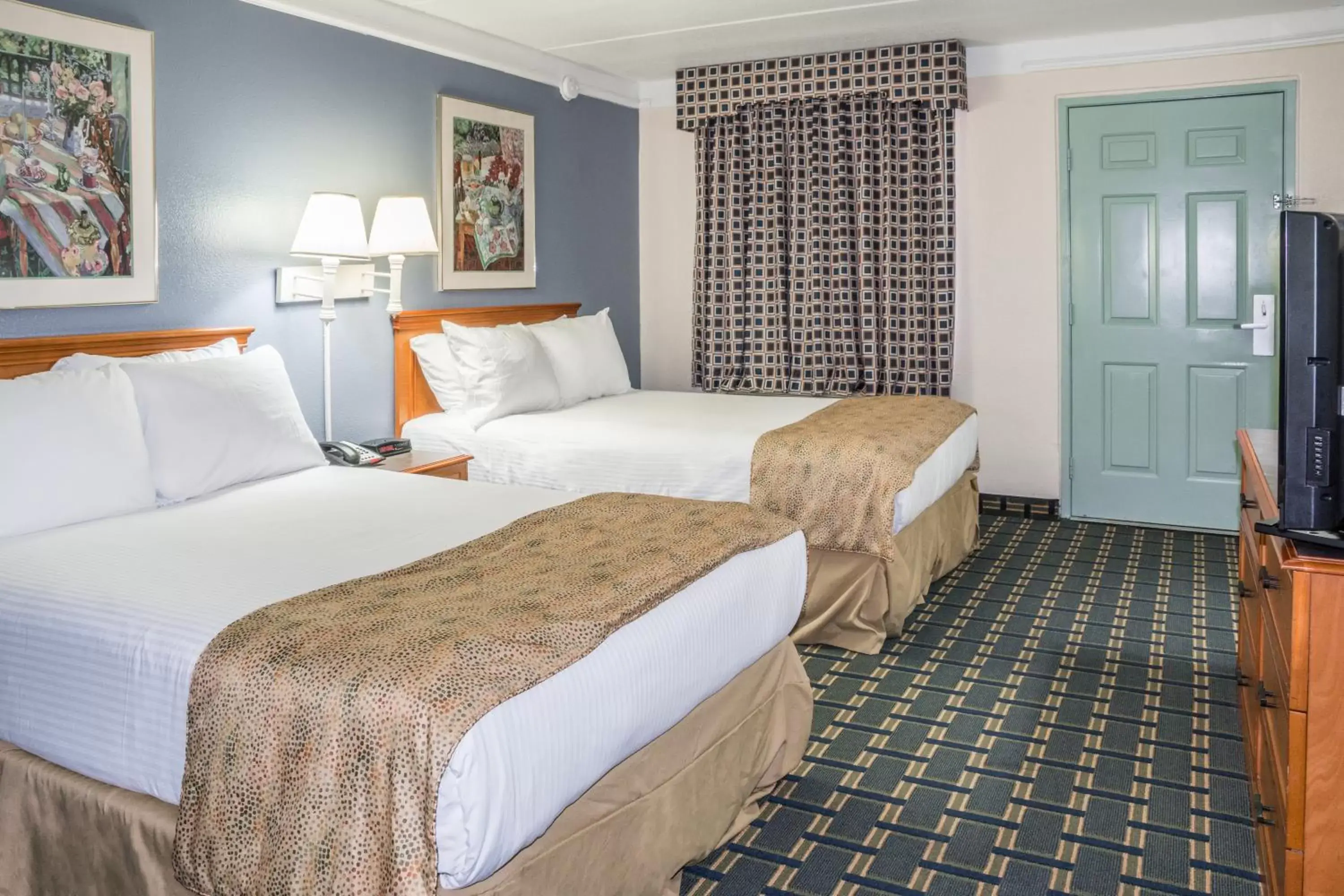 Photo of the whole room, Bed in Days Inn by Wyndham Houston