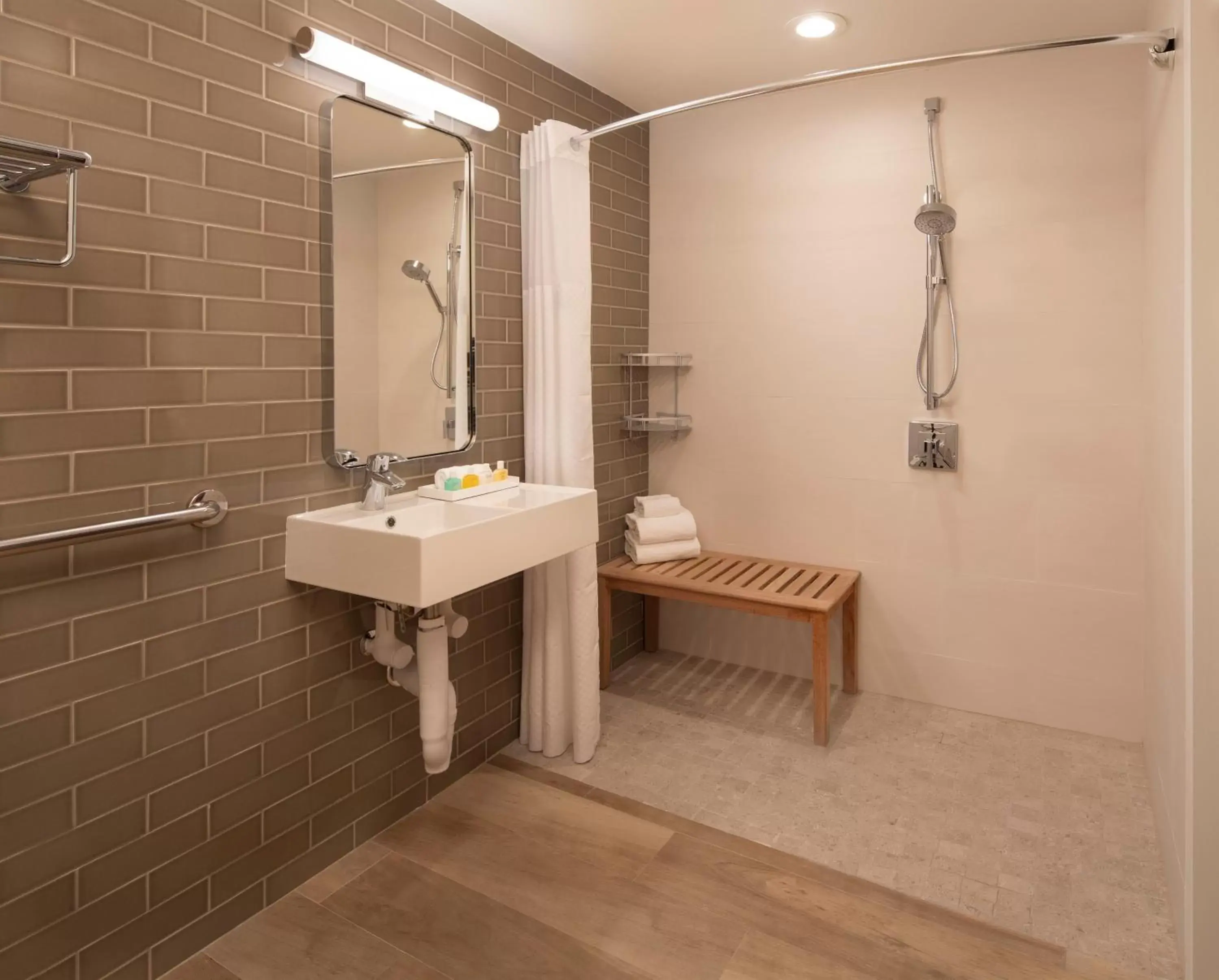 Bathroom in La Siesta Resort & Villas