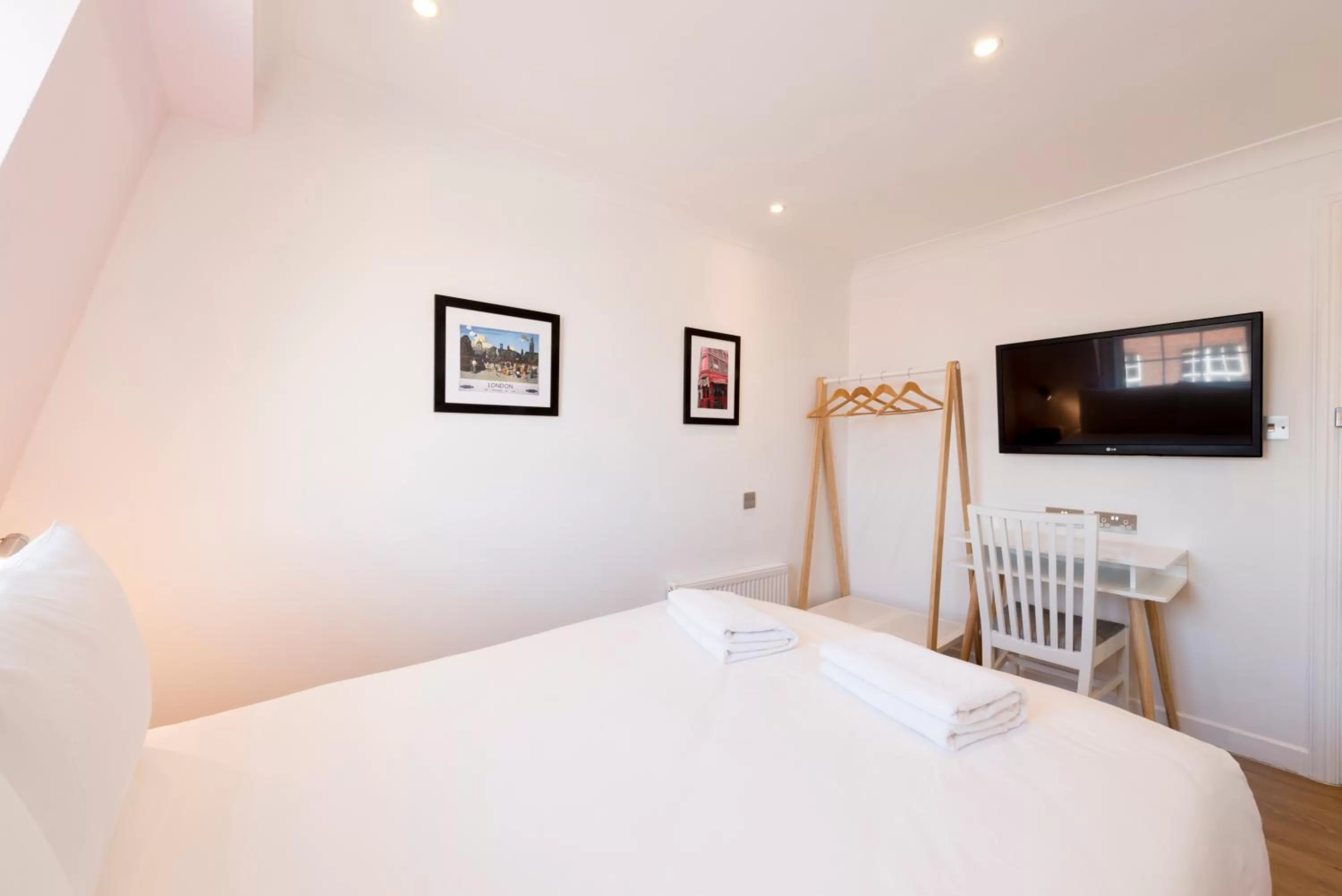 Photo of the whole room, Bed in The California - London Kings Cross