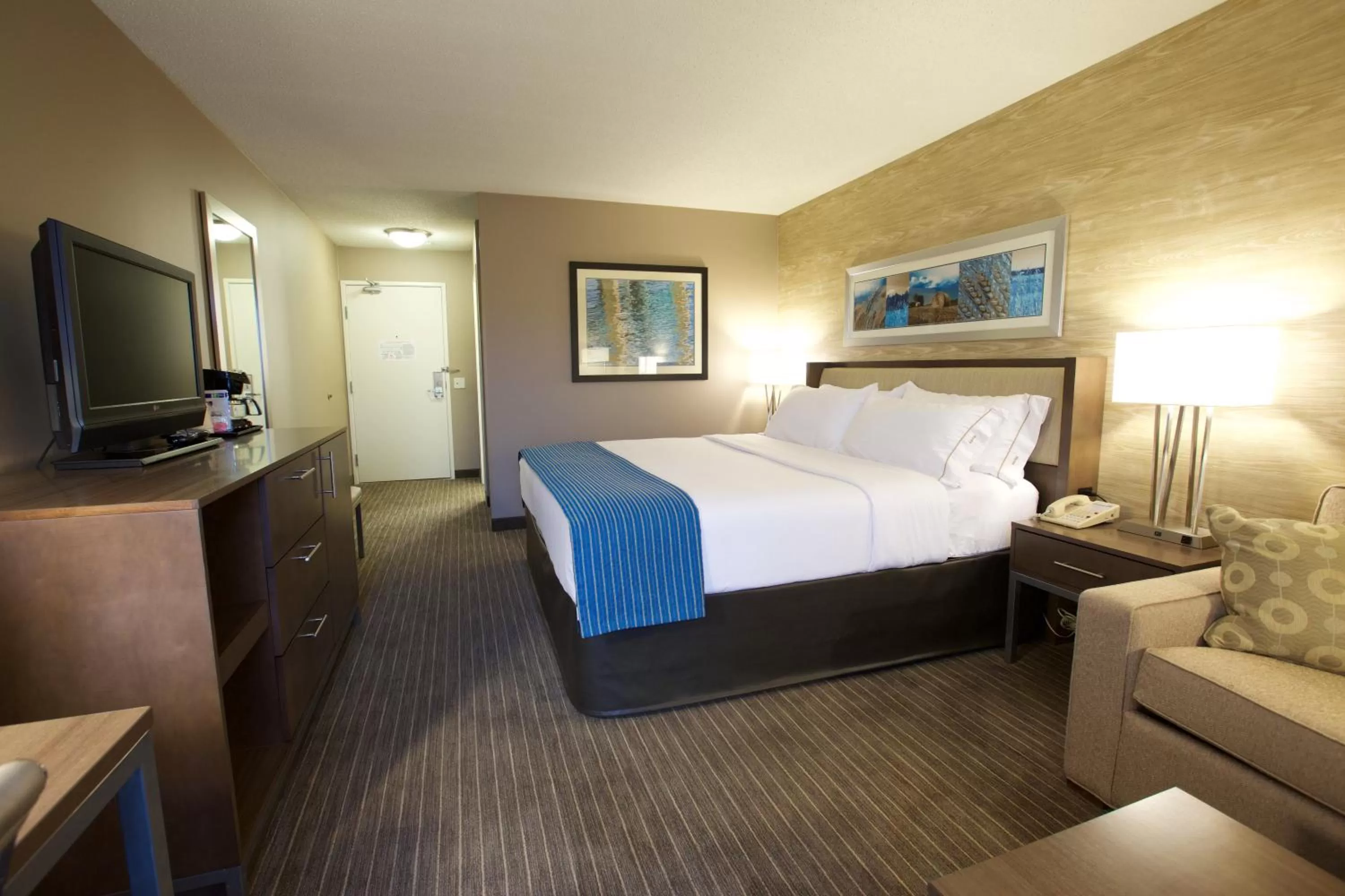 Photo of the whole room, Bed in Holiday Inn Express Fargo - West Acres by IHG
