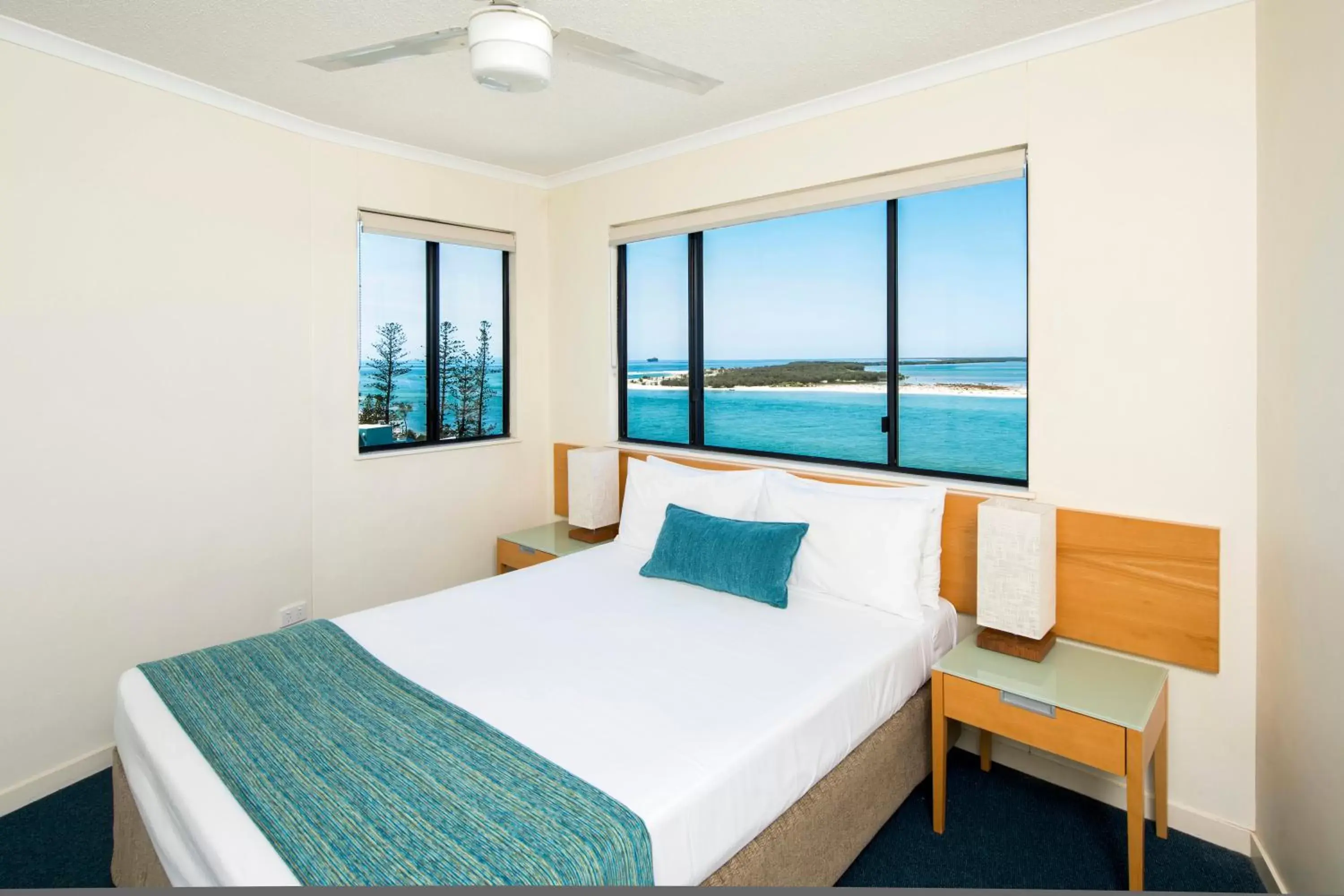 Bedroom, Bed in BreakFree Grand Pacific