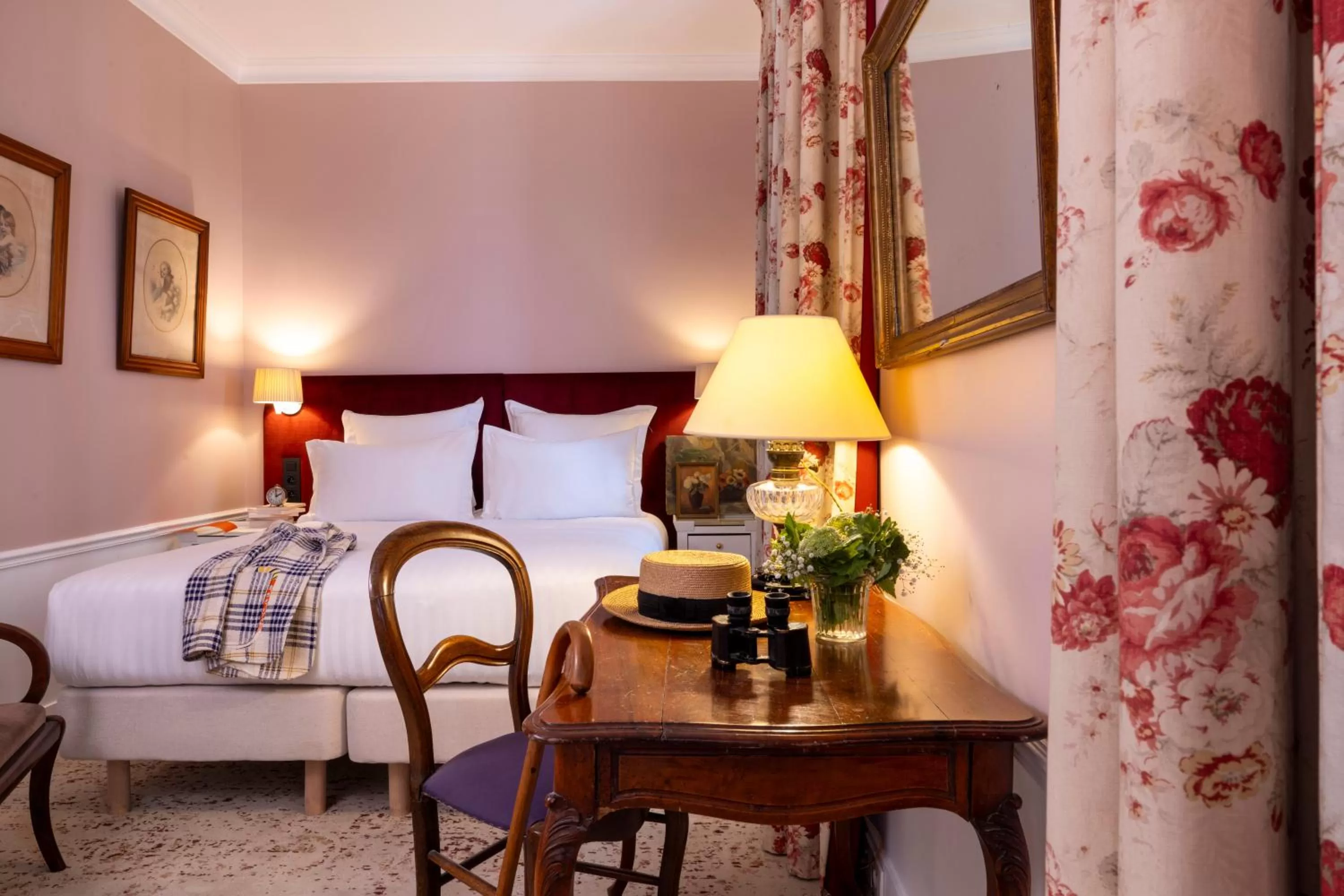 Bed in Hôtel Le Saint Gregoire