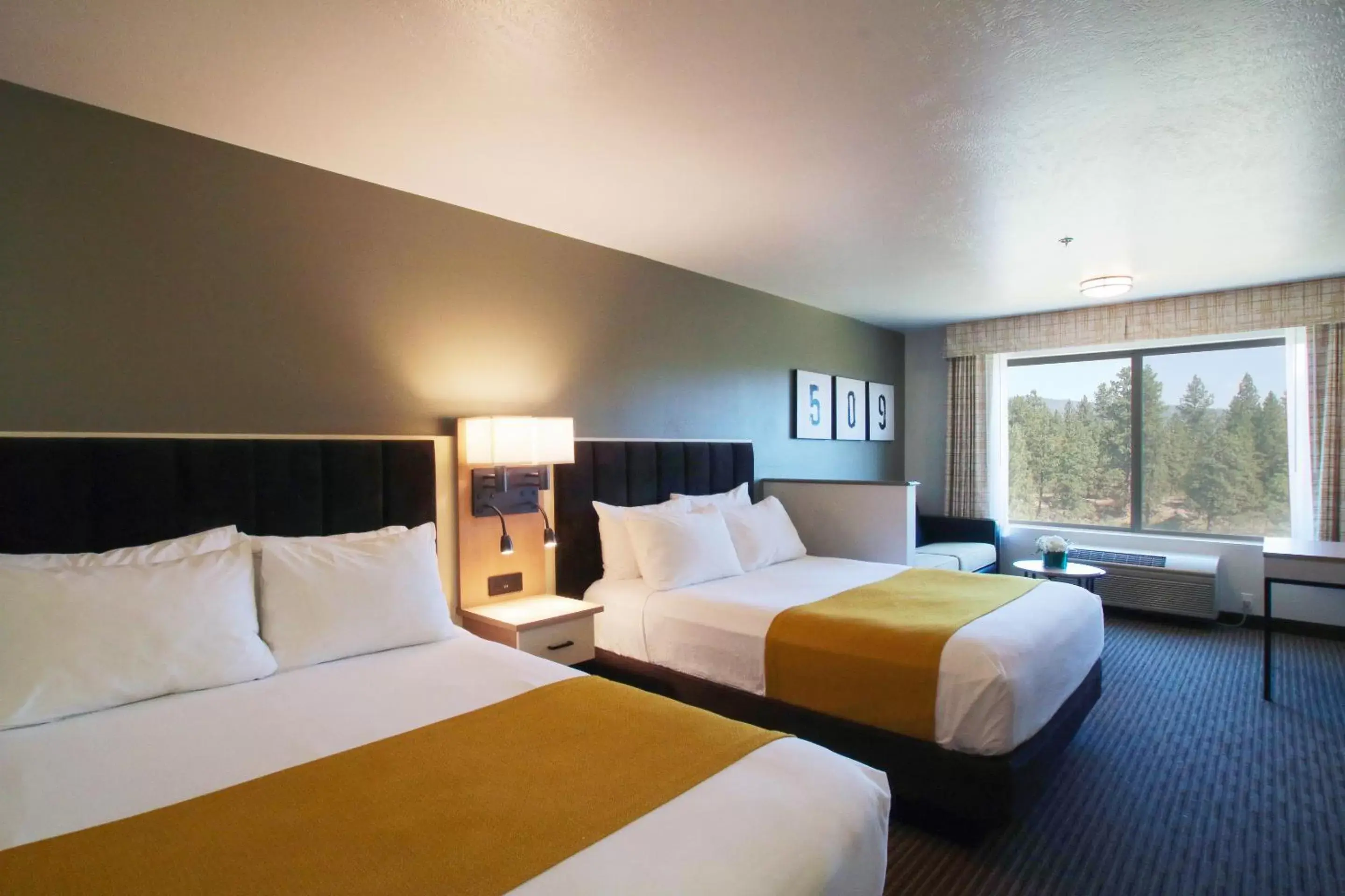 TV and multimedia, Bed in Oxford Suites Spokane Valley