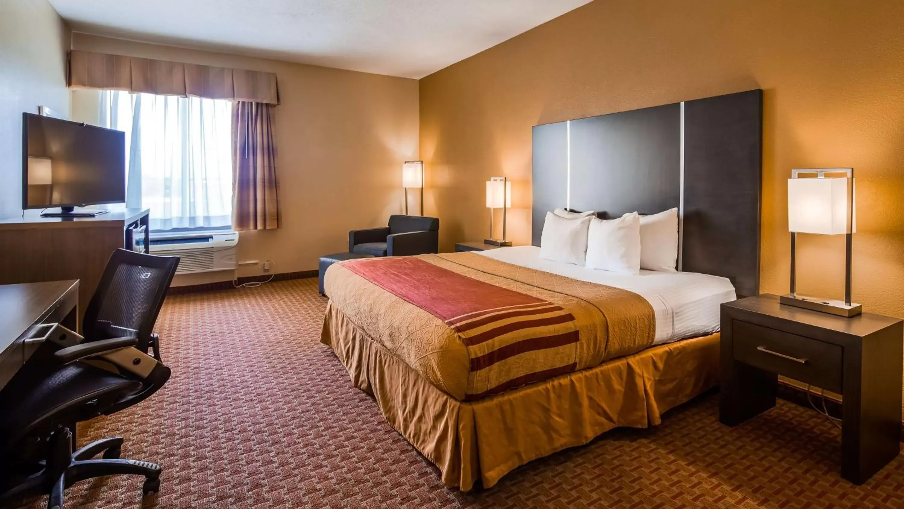 Photo of the whole room, Bed in Best Western Plus North Houston Inn & Suites