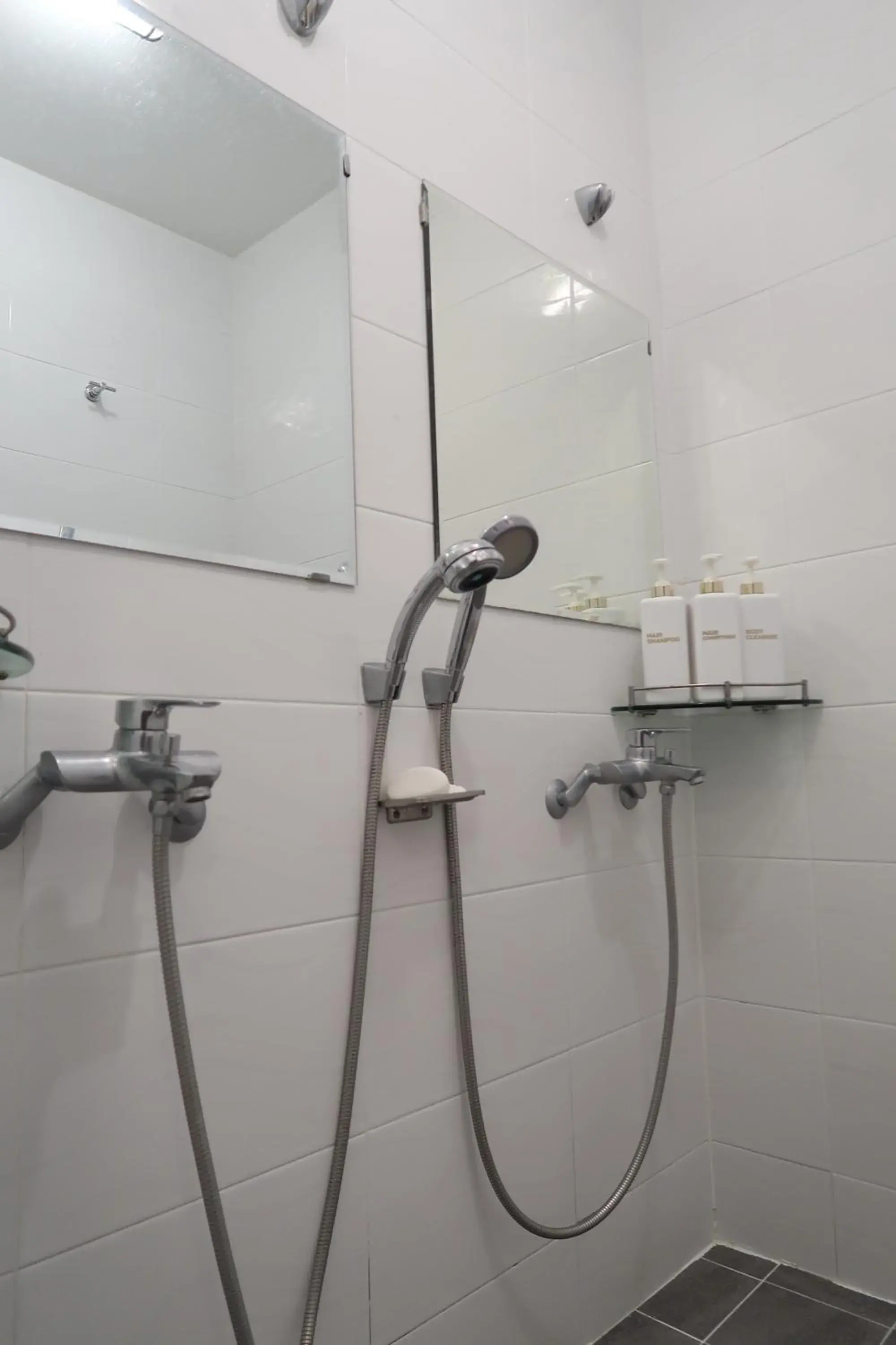 Shower, Bathroom in Andong Poong-gyung HOSTEL n LIBRARY