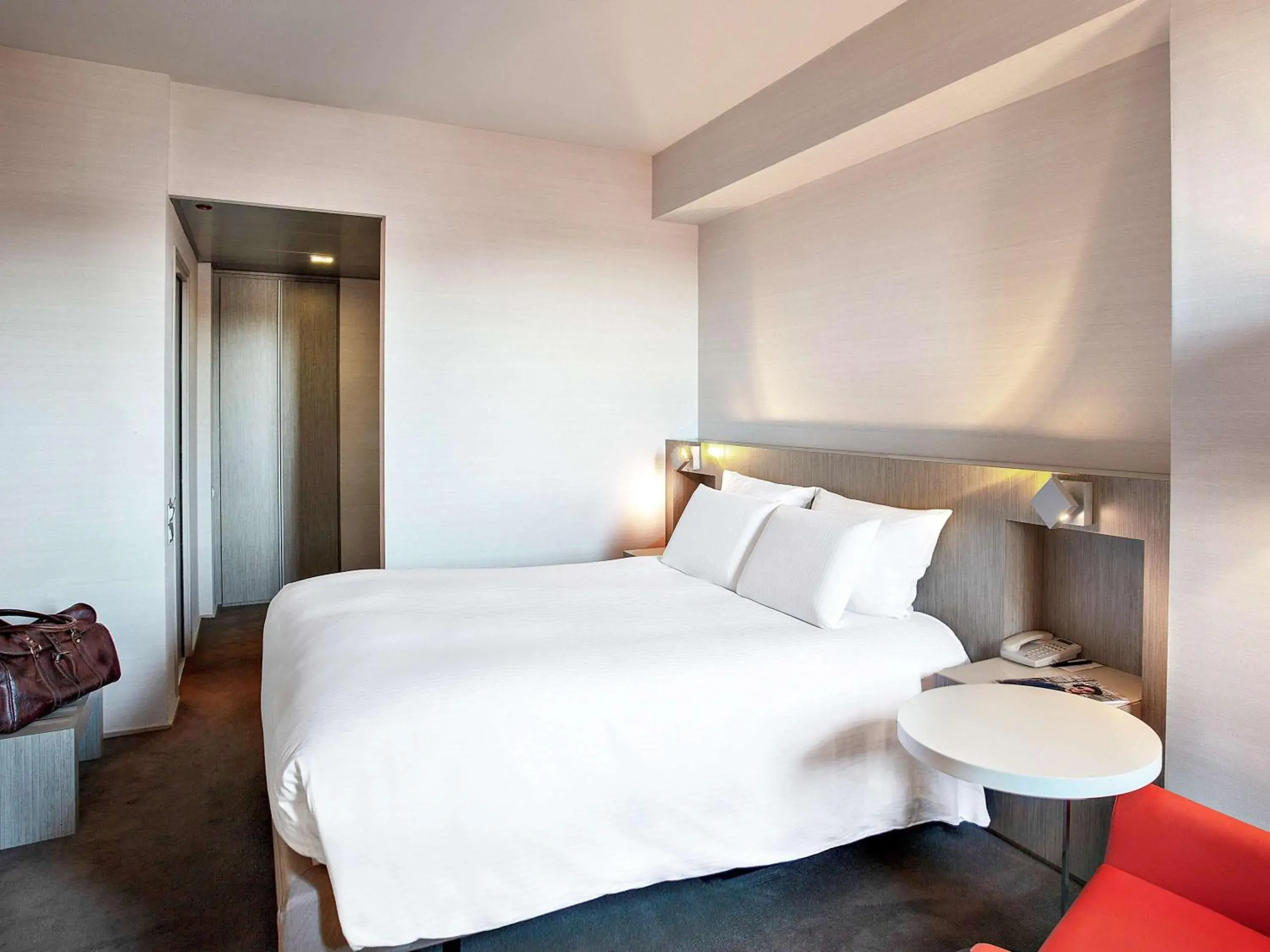 Photo of the whole room, Bed in Pullman Toulouse Centre Ramblas