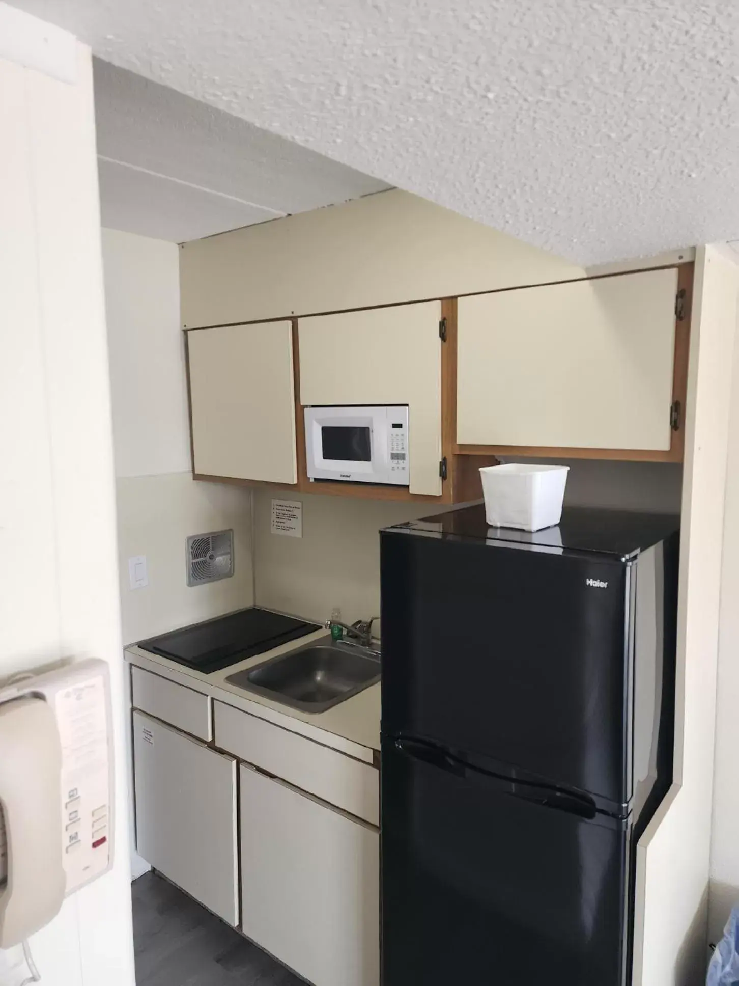 Kitchen/Kitchenette in Yankee Clipper Resort Motel