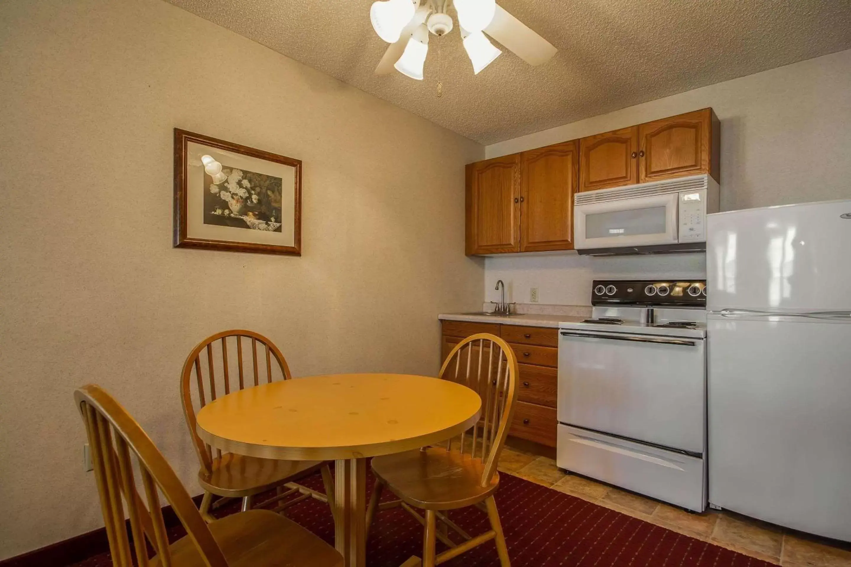 Photo of the whole room, Kitchen/Kitchenette in Comfort Inn Fond Du Lac