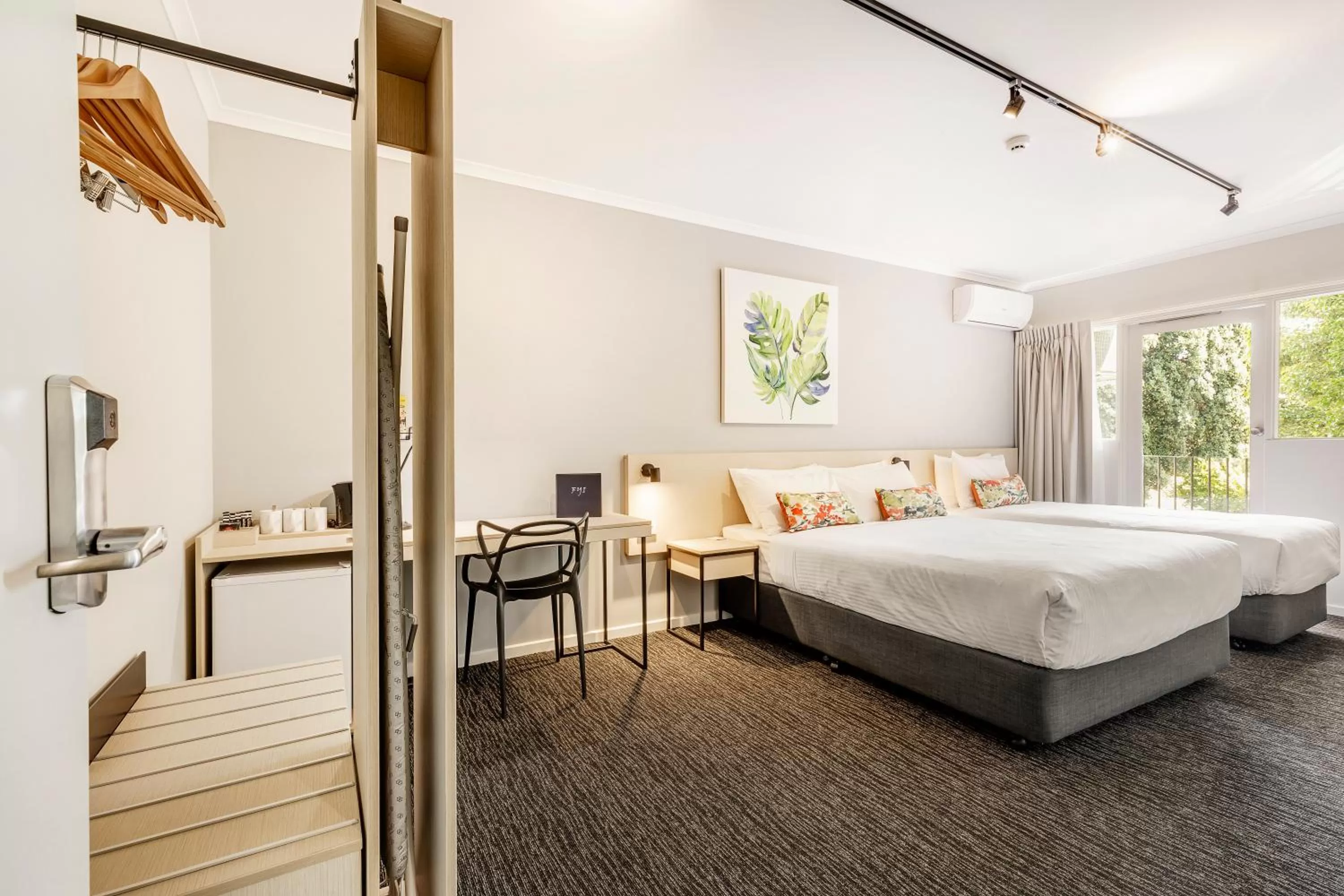 Photo of the whole room, Bed in Nightcap at Findon Hotel