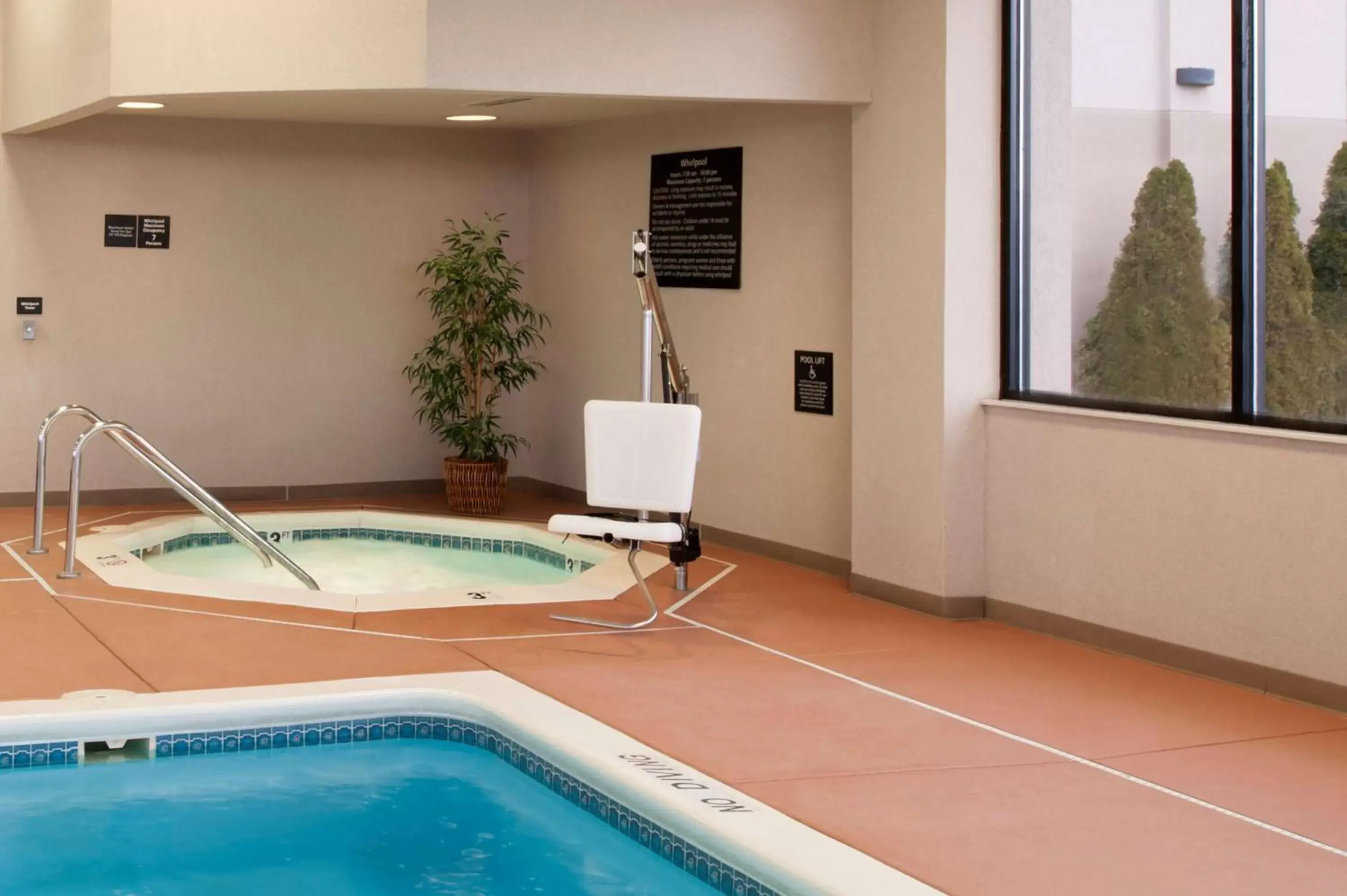 Hot Tub, Swimming Pool in Hampton Inn Muskegon