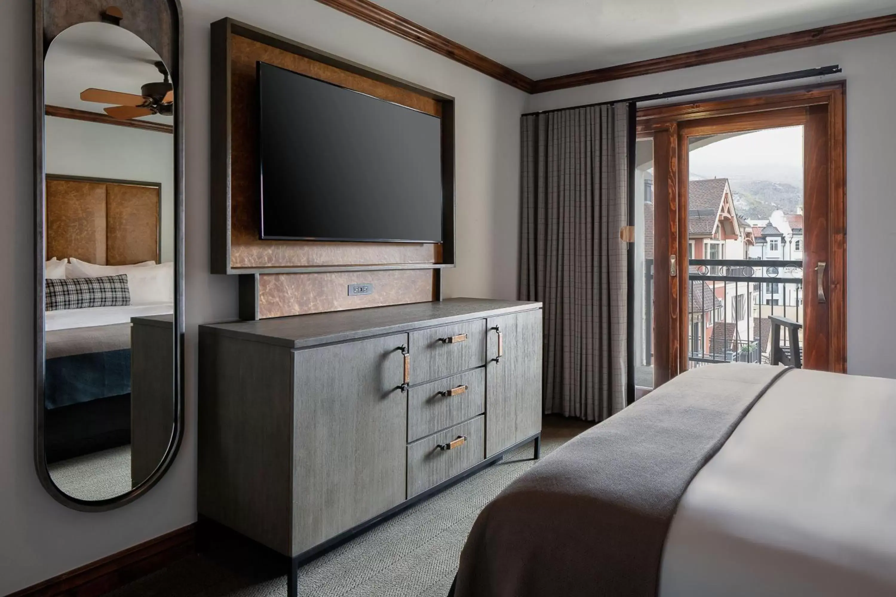 Bedroom, TV/Entertainment Center in The Hythe, a Luxury Collection Resort, Vail