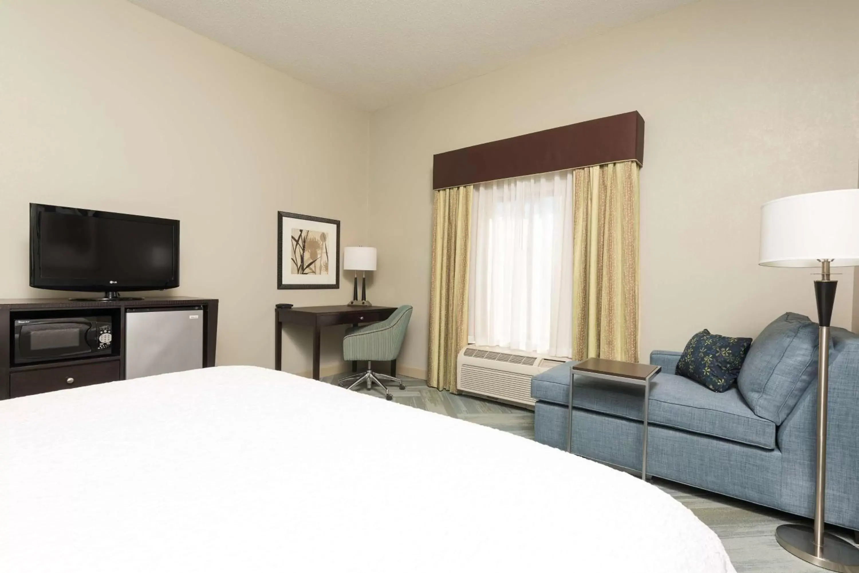 Bed, TV/Entertainment Center in Hampton Inn Detroit Roseville