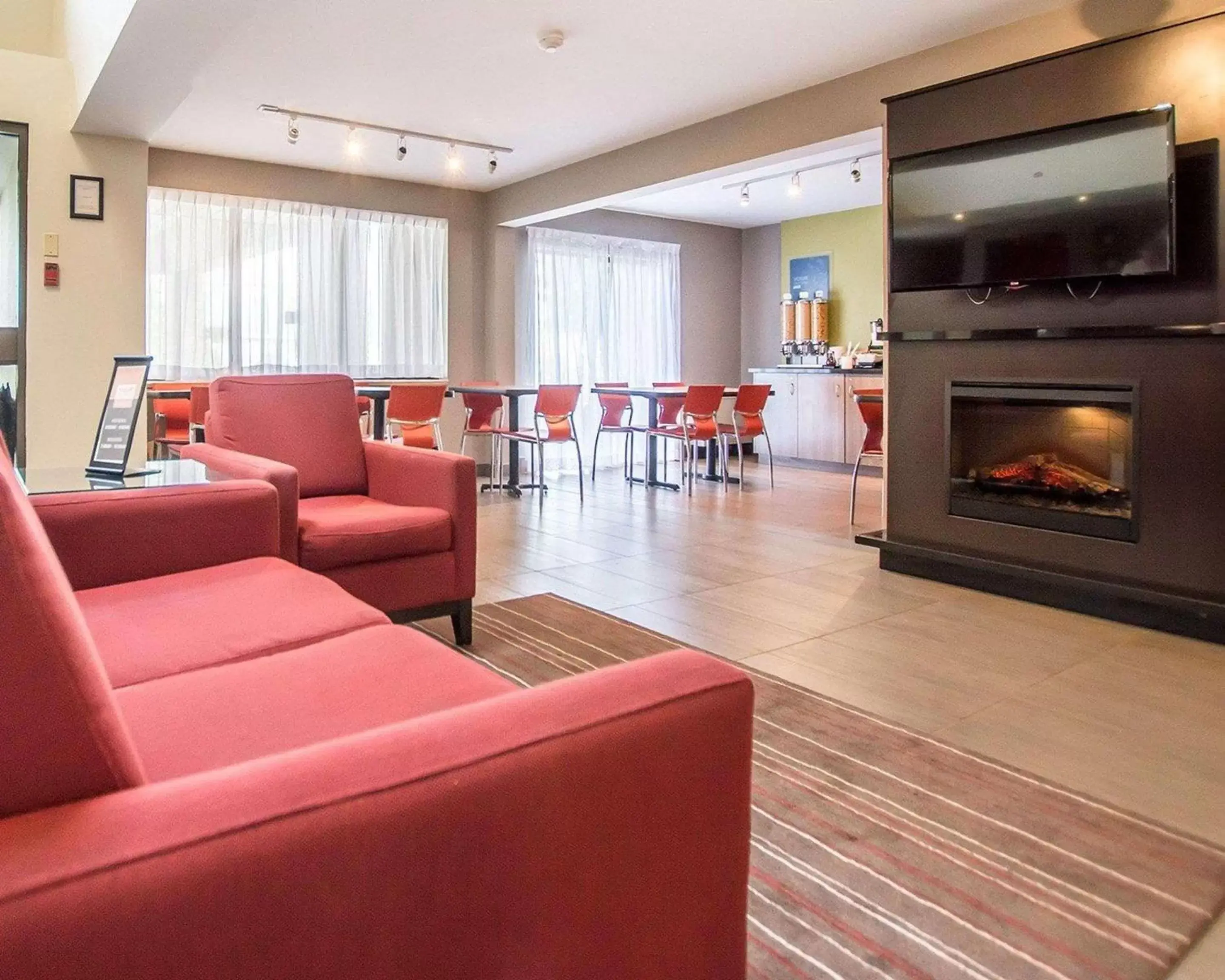 Lobby or reception, Lounge/Bar in Comfort Inn Kirkland Lake