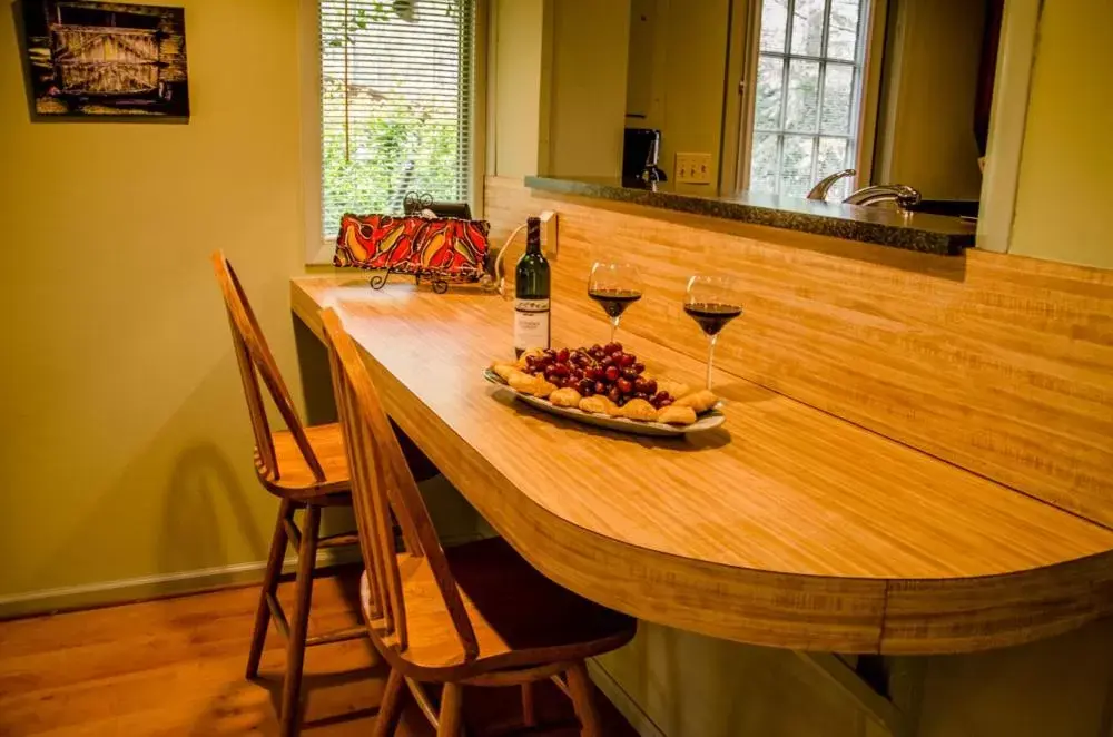 Kitchen or kitchenette, Dining Area in Asheville Cabins of Willow Winds