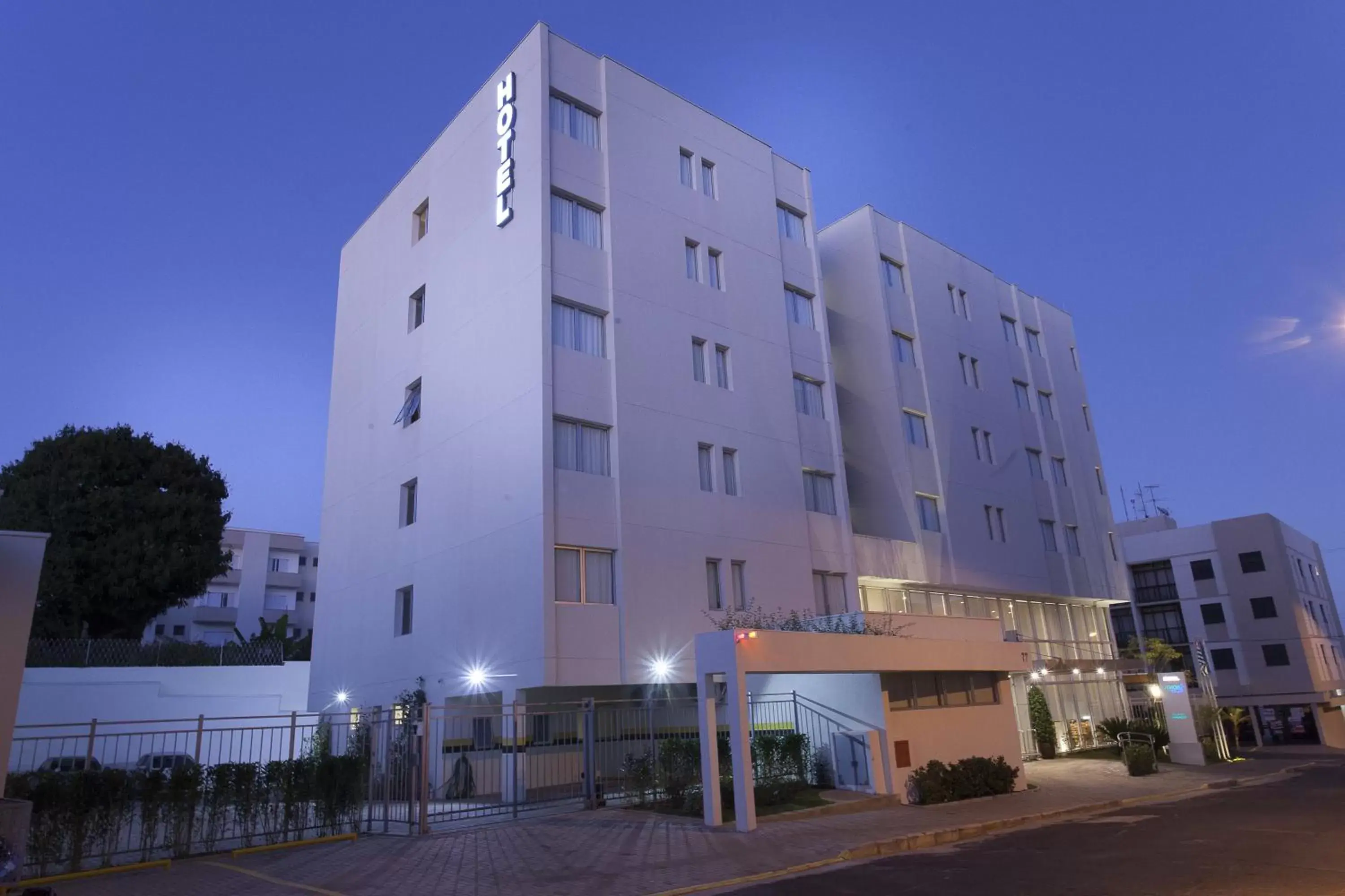 Facade/entrance, Property Building in São Carlos Marklin Suítes