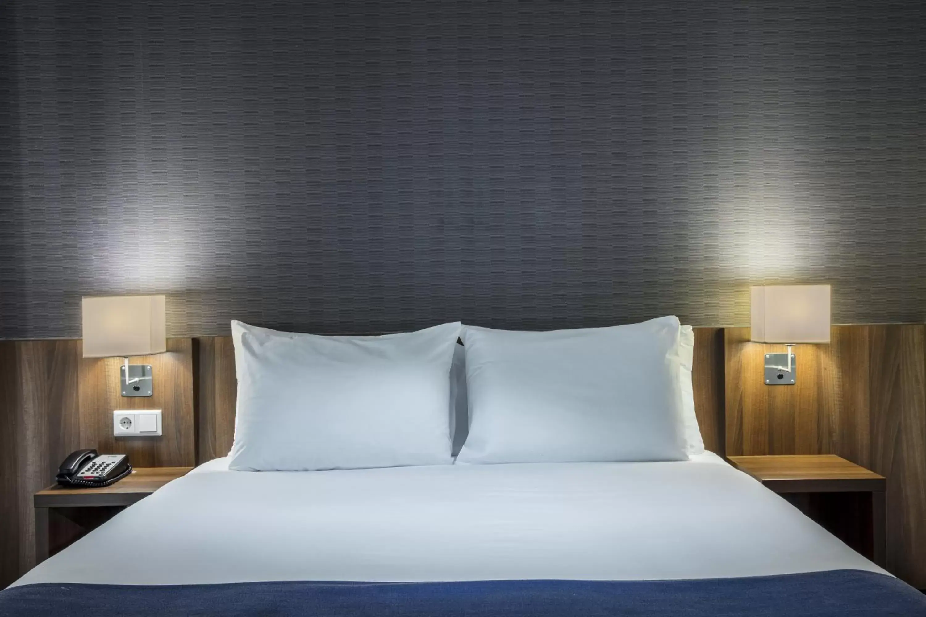 Bed in Holiday Inn Express Amsterdam - Schiphol, an IHG Hotel