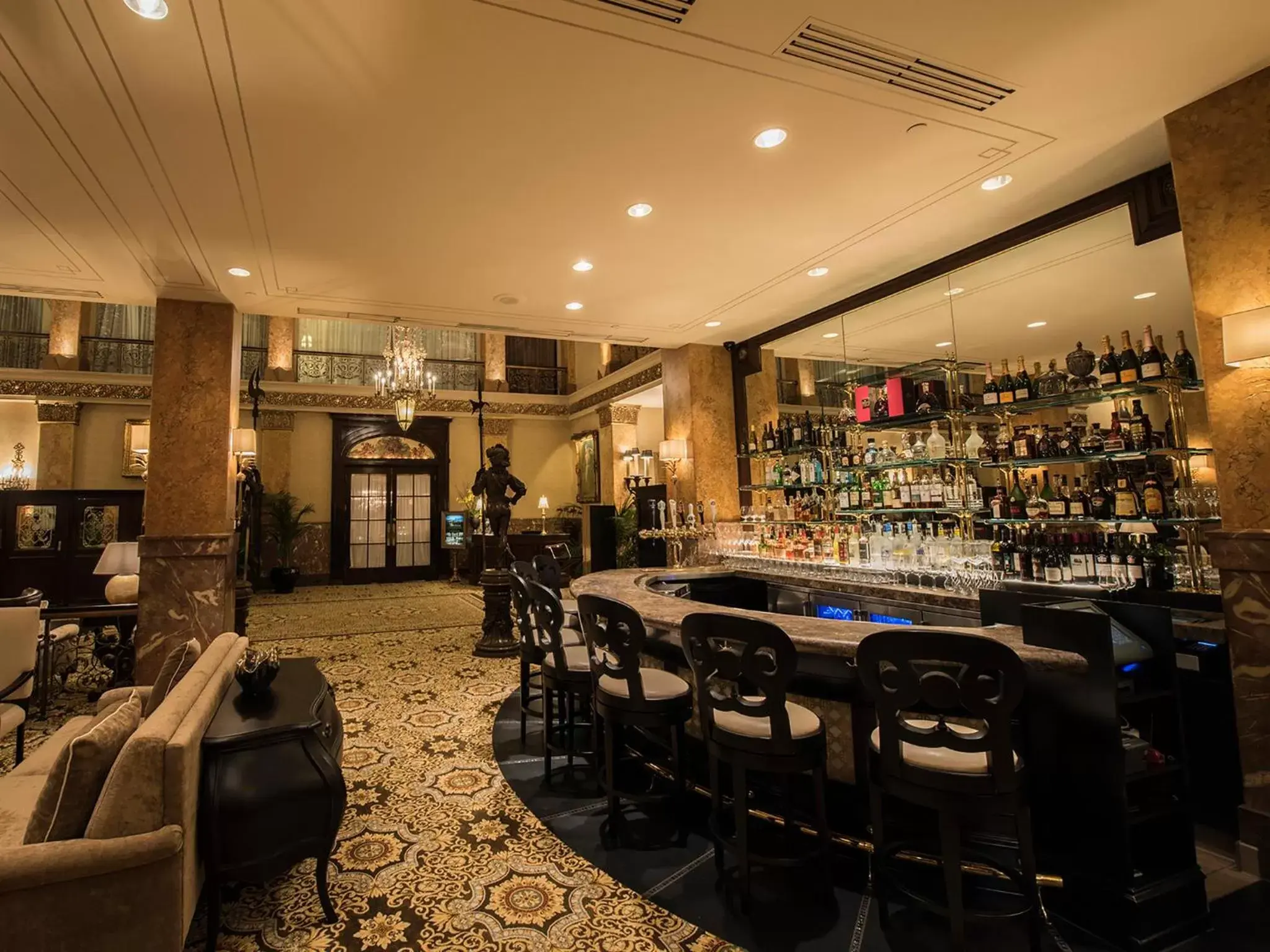 Lobby or reception, Lounge/Bar in The Pfister Hotel