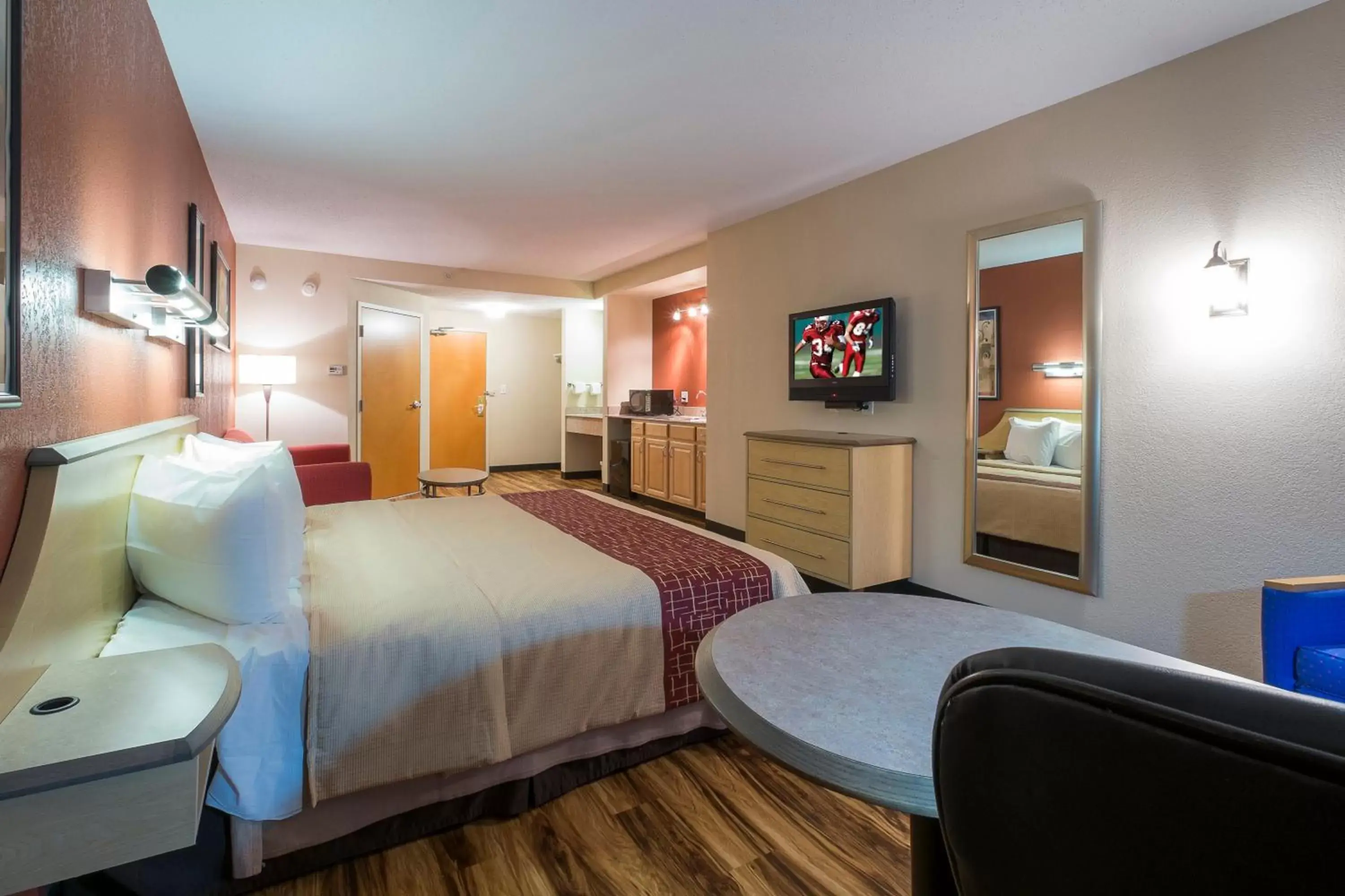 Photo of the whole room, Bed in Red Roof Inn & Suites Philadelphia - Bellmawr