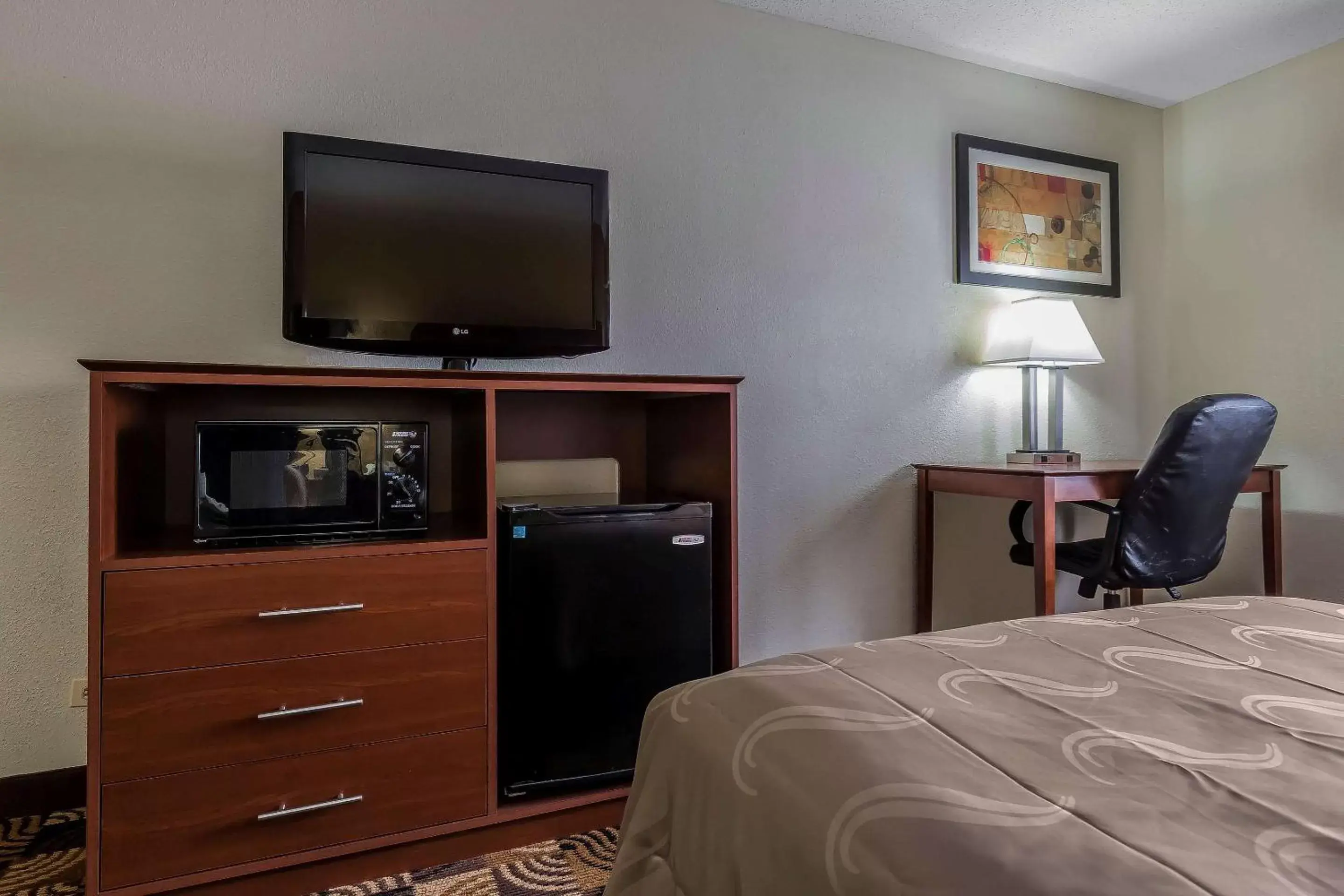 Photo of the whole room, TV/Entertainment Center in Quality Inn Sycamore - DeKalb