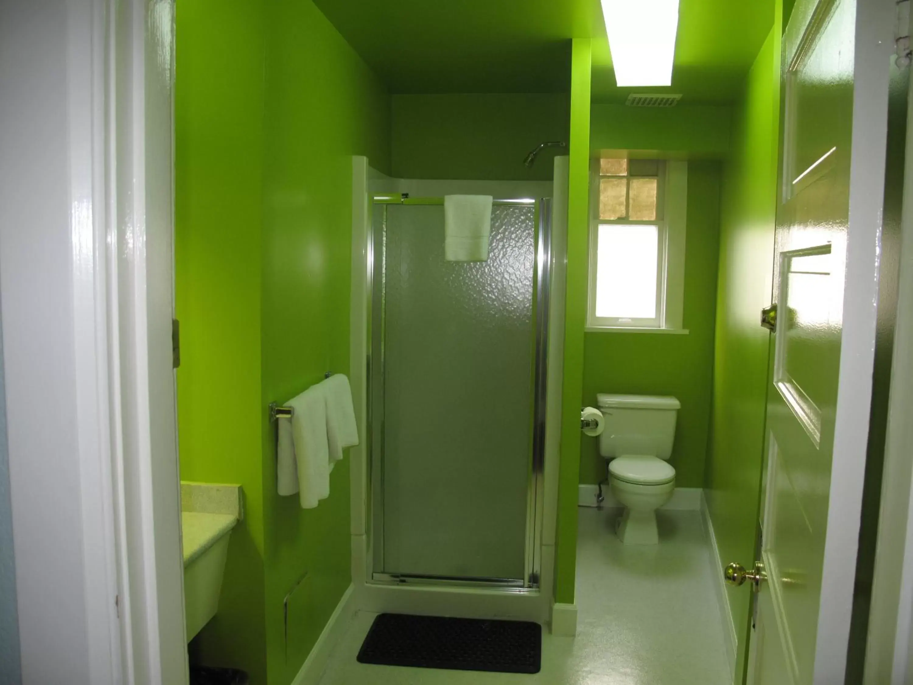 Bathroom in James Bay Inn Hotel, Suites & Cottage