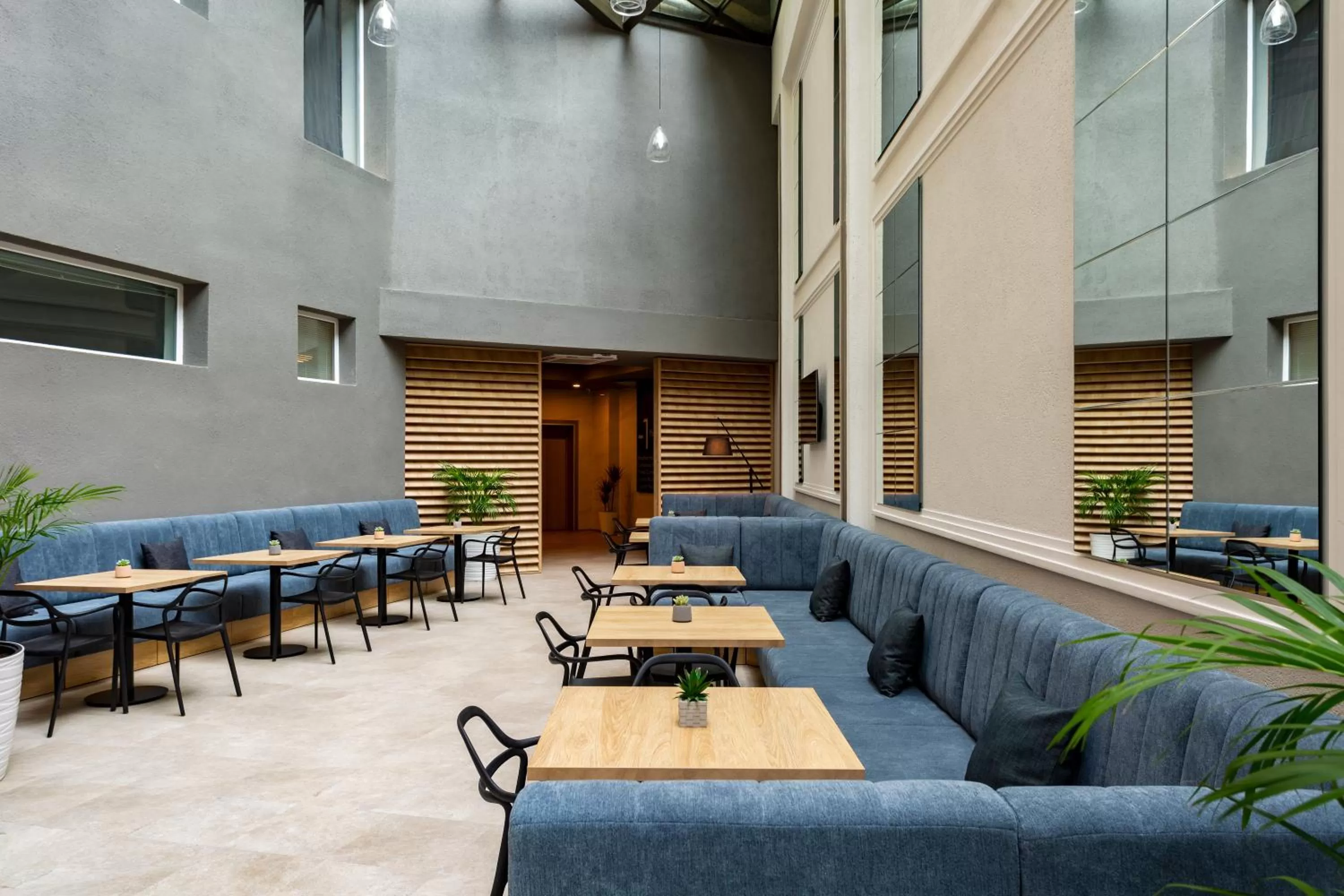 Dining area in Citadines City Centre Tbilisi