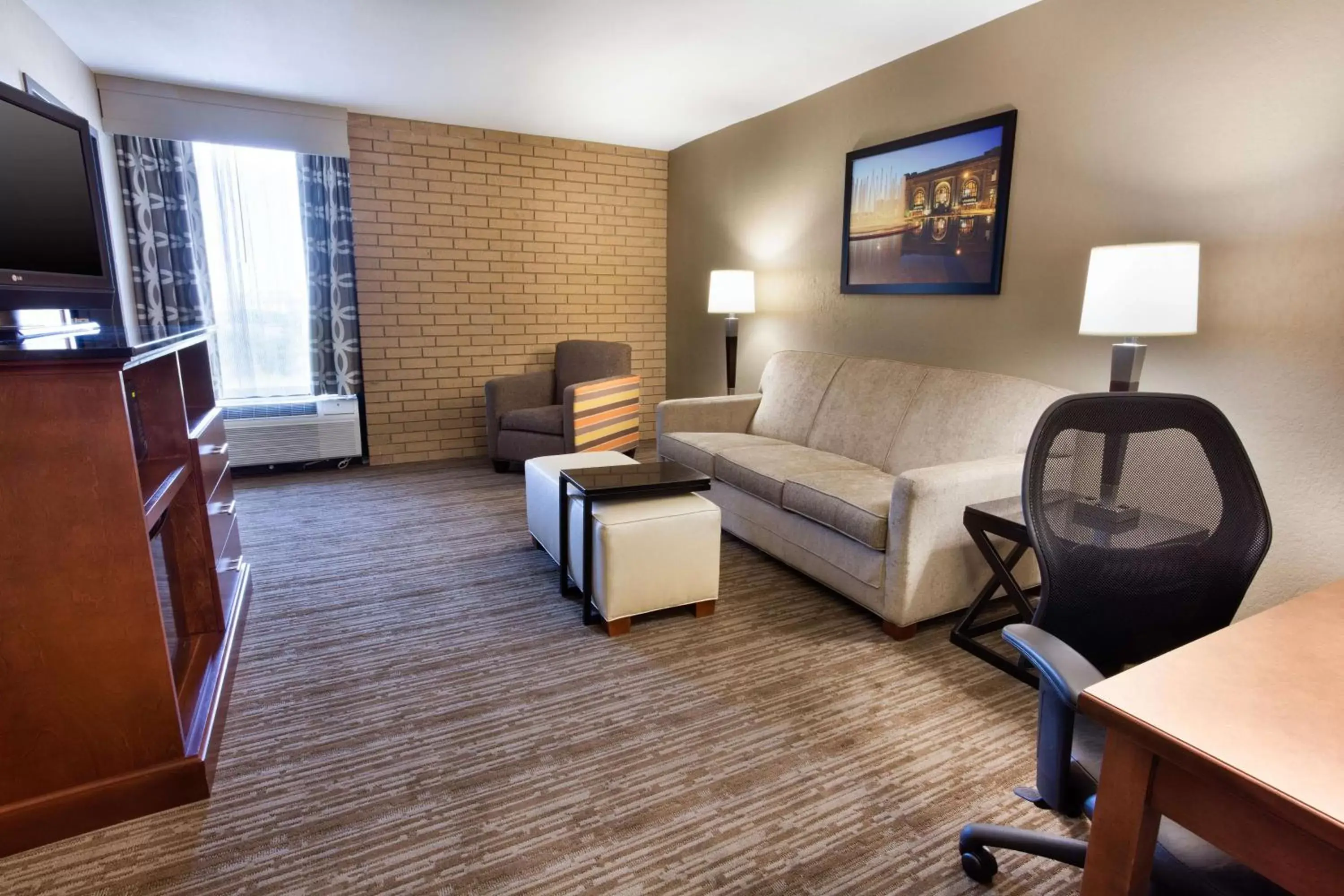 Photo of the whole room, Seating Area in Drury Inn & Suites Kansas City Airport