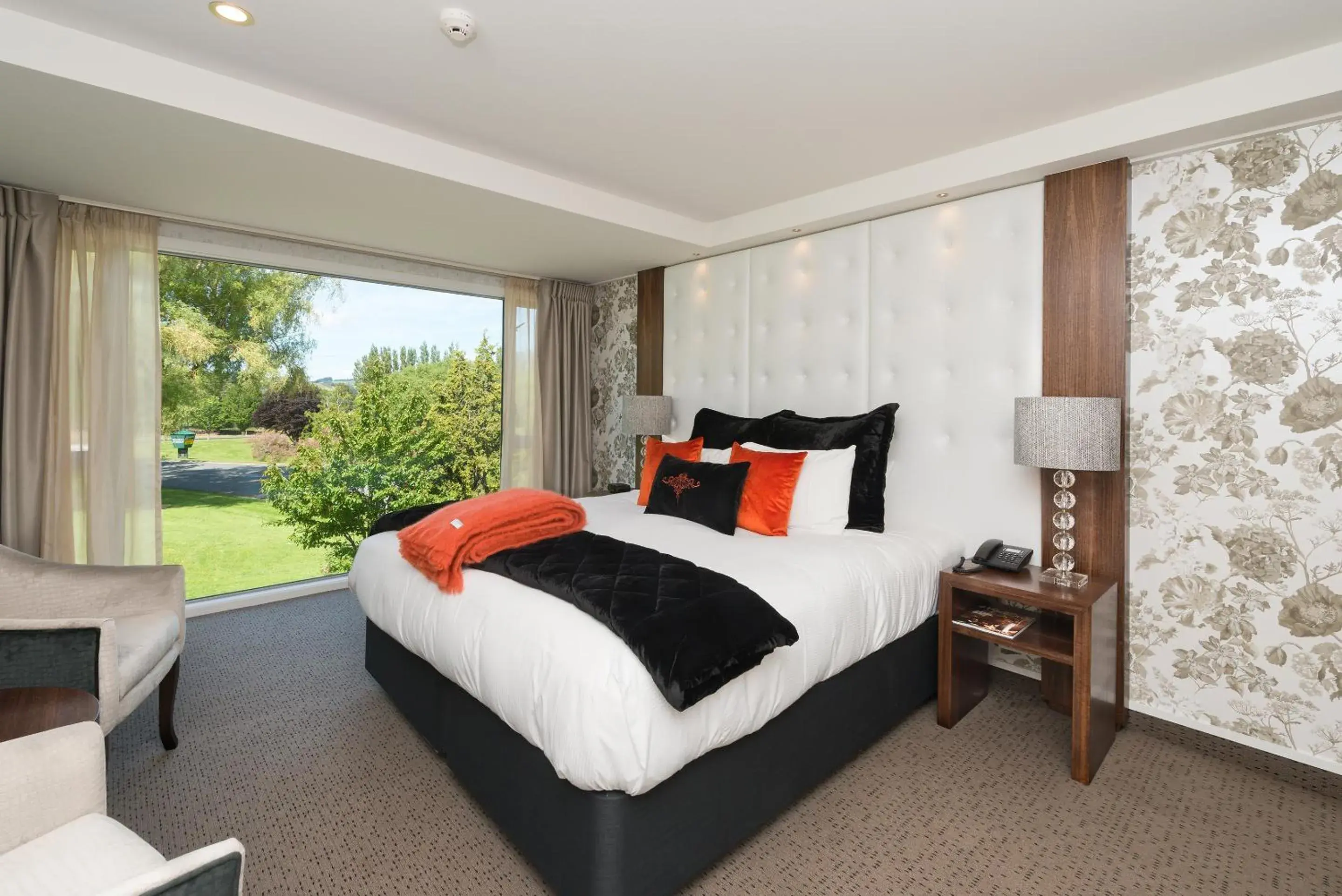 Bedroom, Bed in Heartland Hotel Croydon