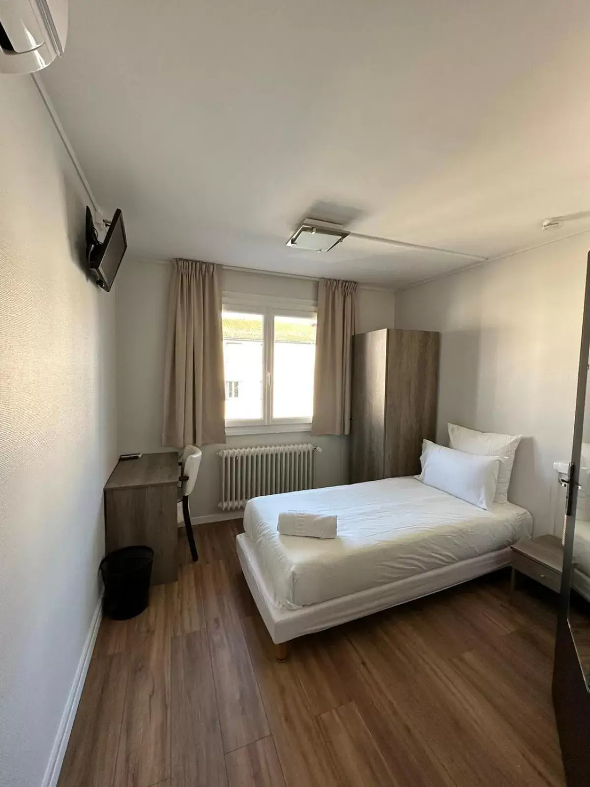 Bedroom in Hôtel Le Costellan