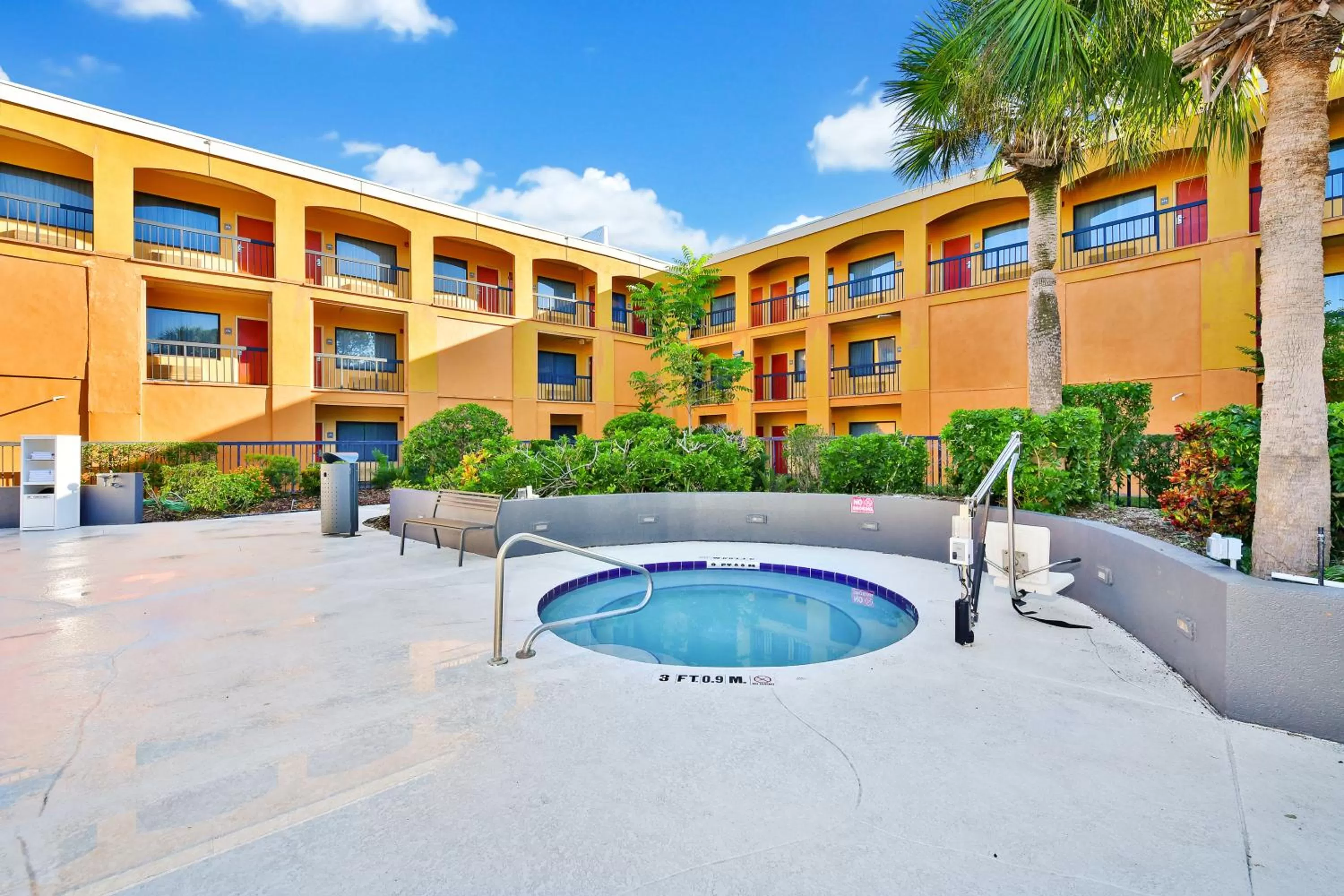 Hot Tub in Mi Casa Hotel