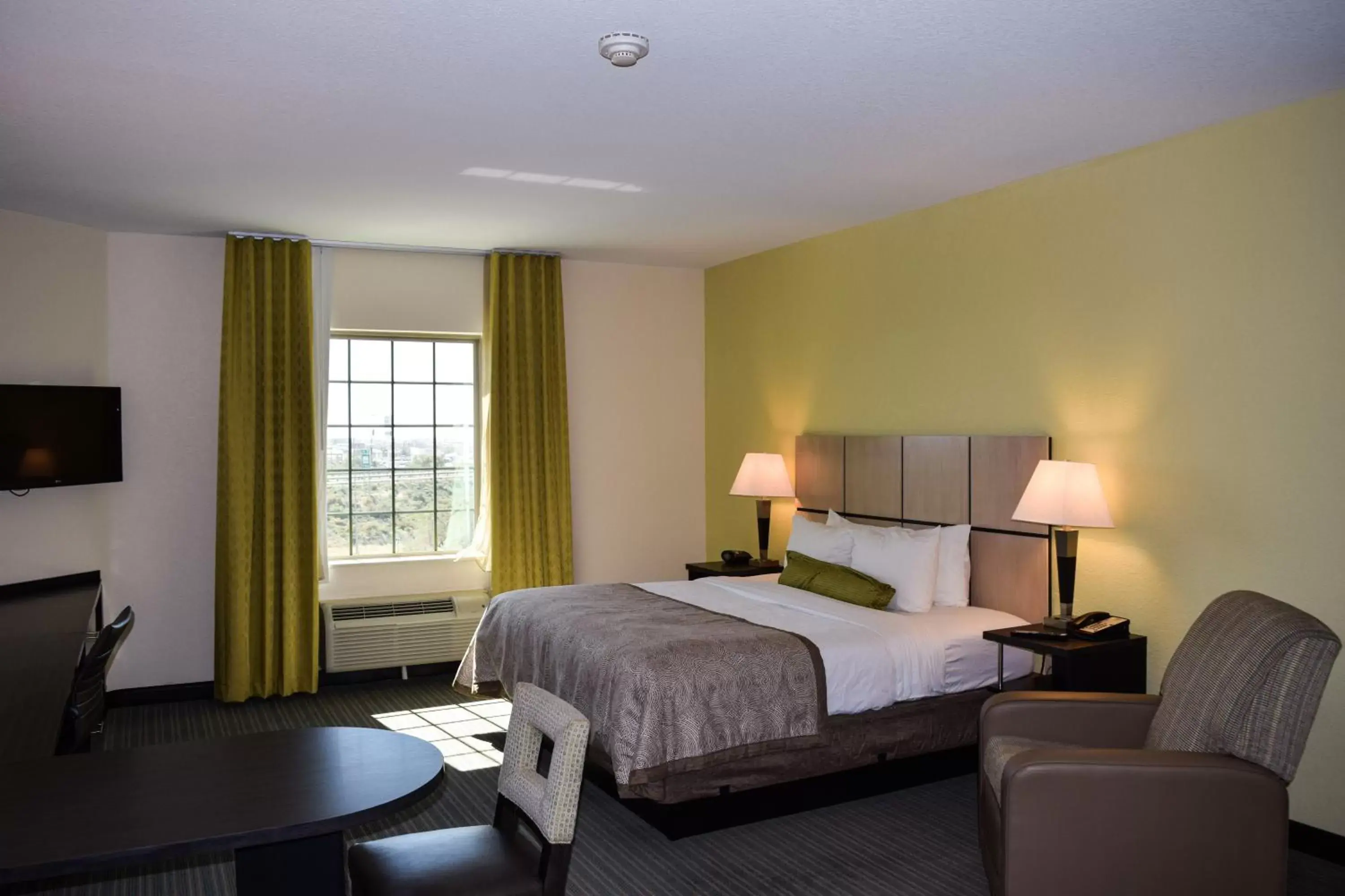 Photo of the whole room, Bed in Candlewood Suites Monahans, an IHG Hotel