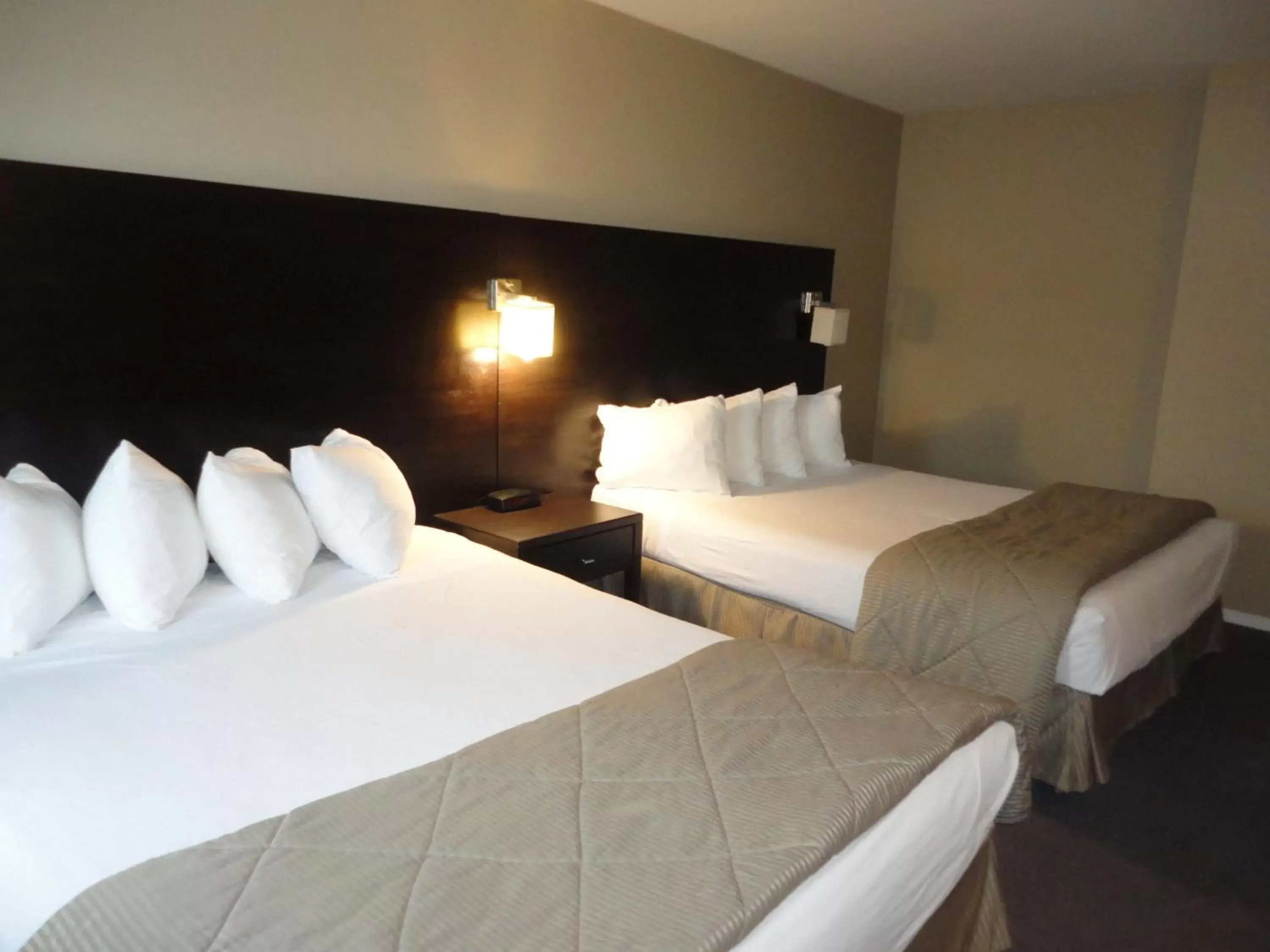 Bedroom, Bed in Super 8 by Wyndham West Kelowna BC