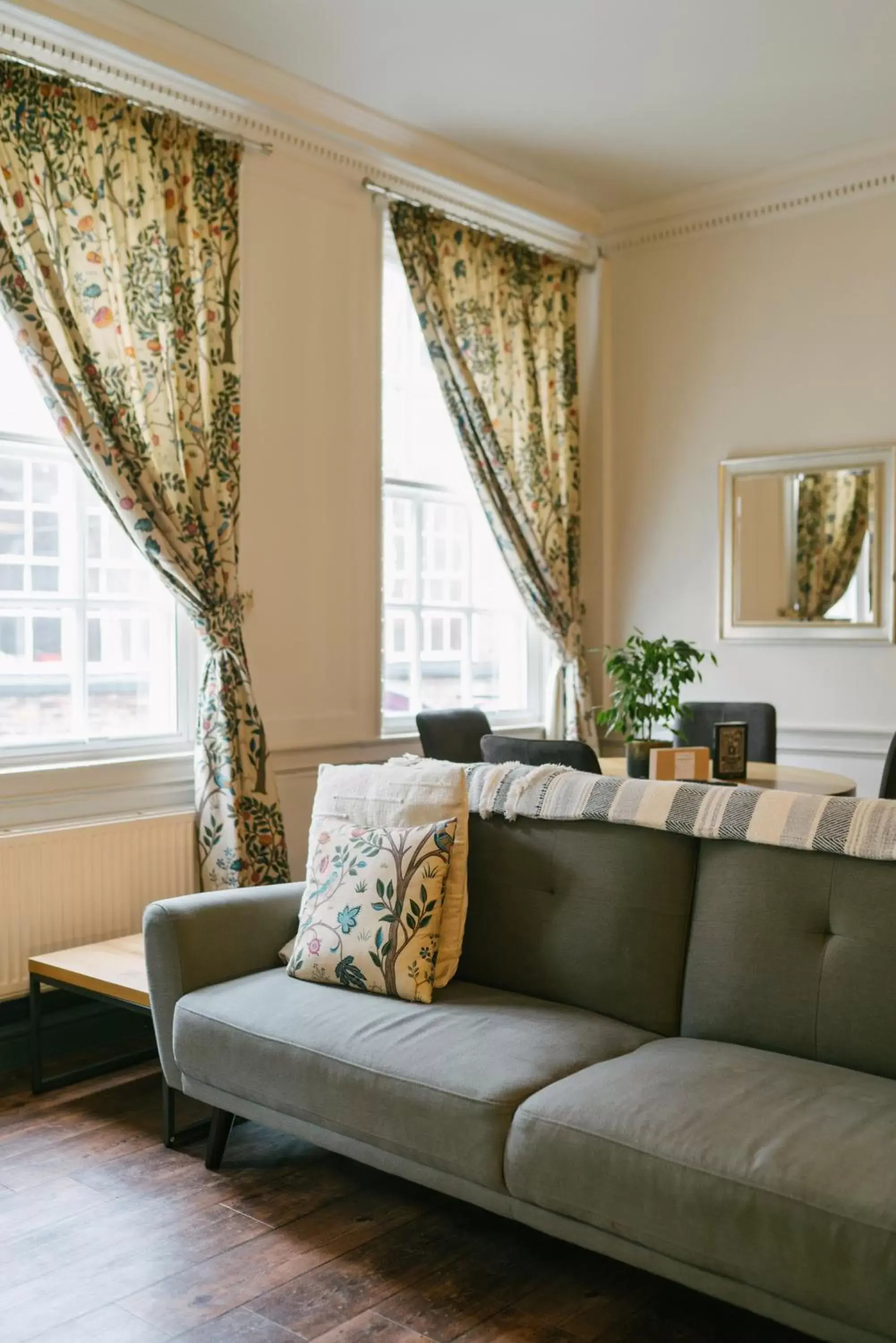 Living room, Seating Area in The Fort York