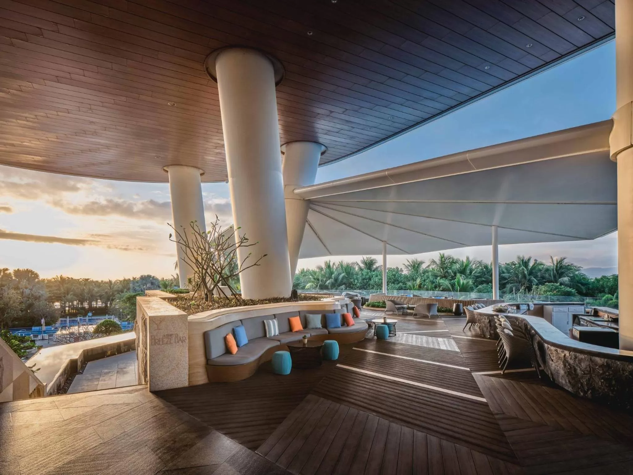 Lounge or bar in Crowne Plaza Sanya Haitang Bay Resort by IHG