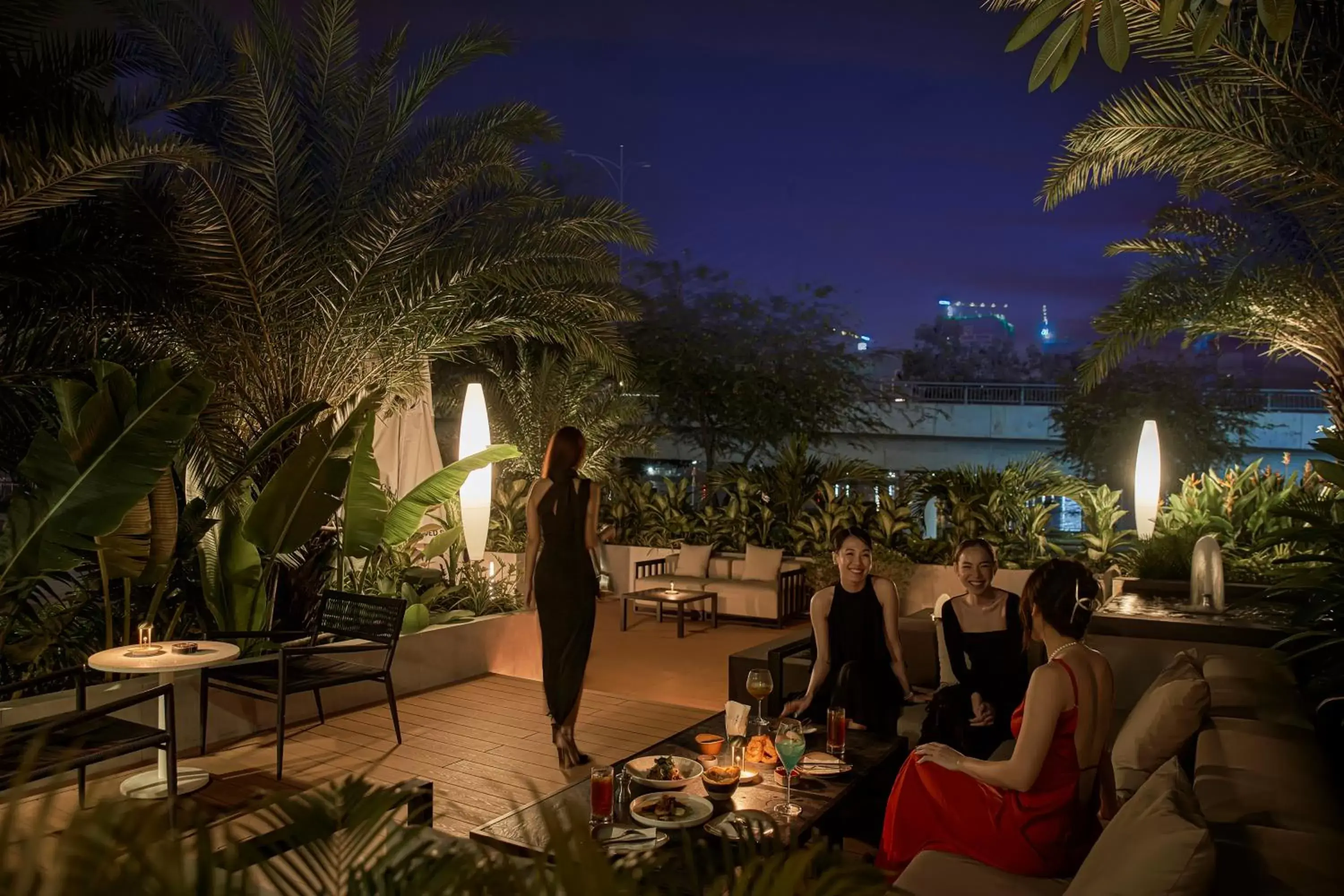 Balcony/Terrace, Restaurant/Places to Eat in Le Méridien Saigon