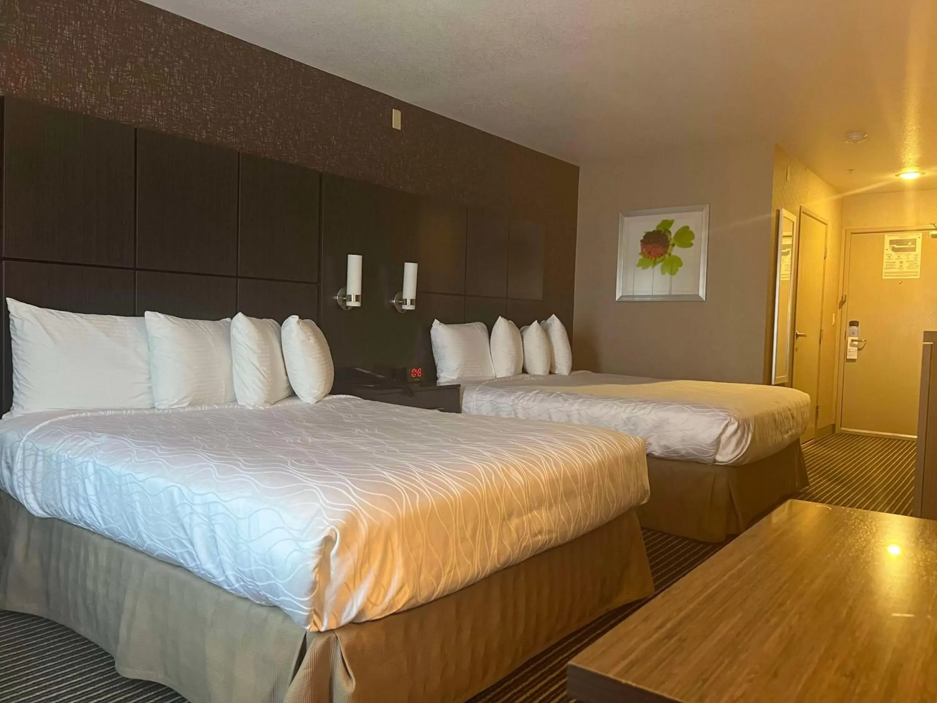 Bedroom, Bed in Best Western Plus Rama Inn & Suites