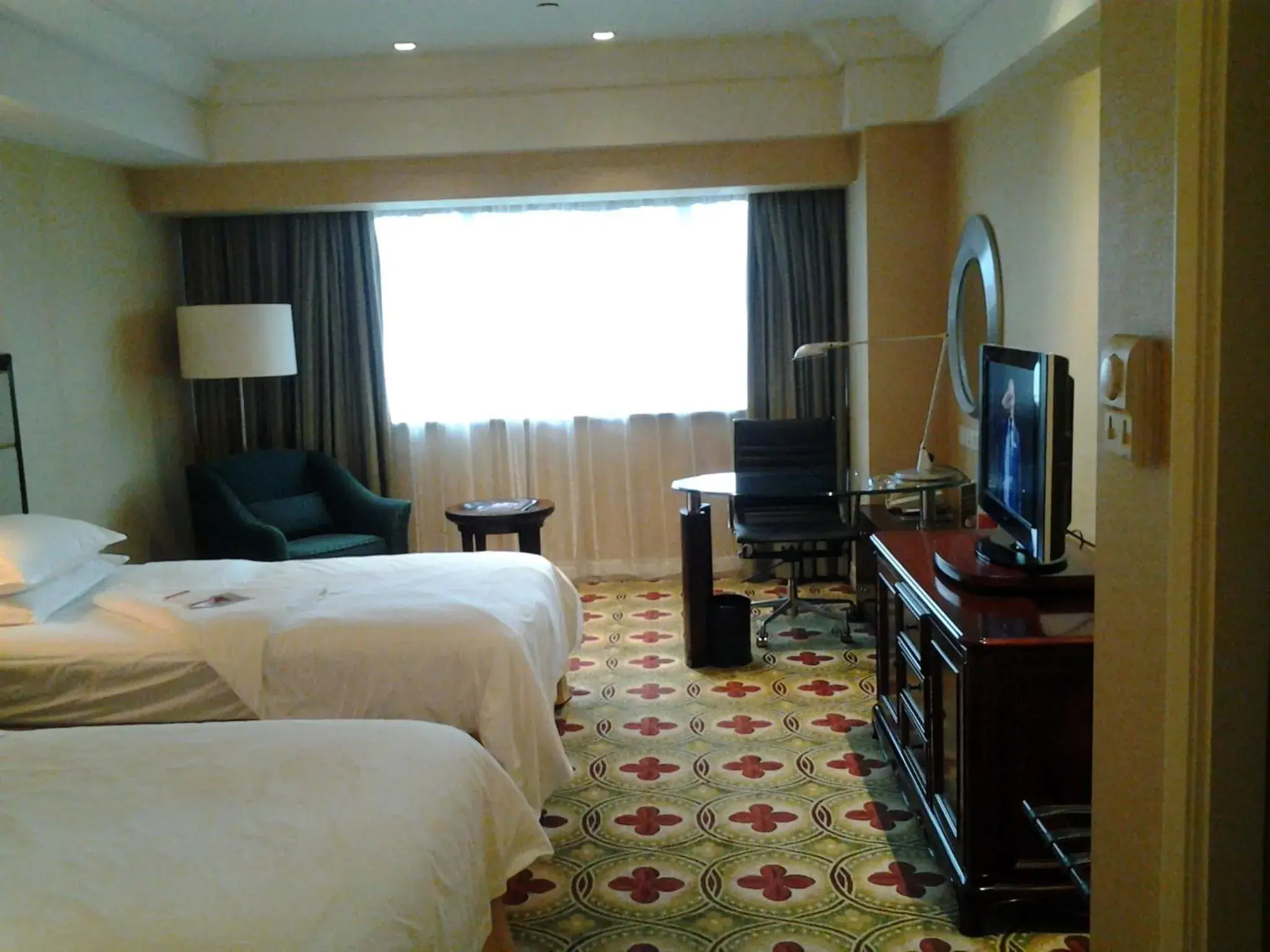 Photo of the whole room, TV/Entertainment Center in Ramada Plaza Optics Valley Hotel Wuhan (Best of Ramada Worldwide)