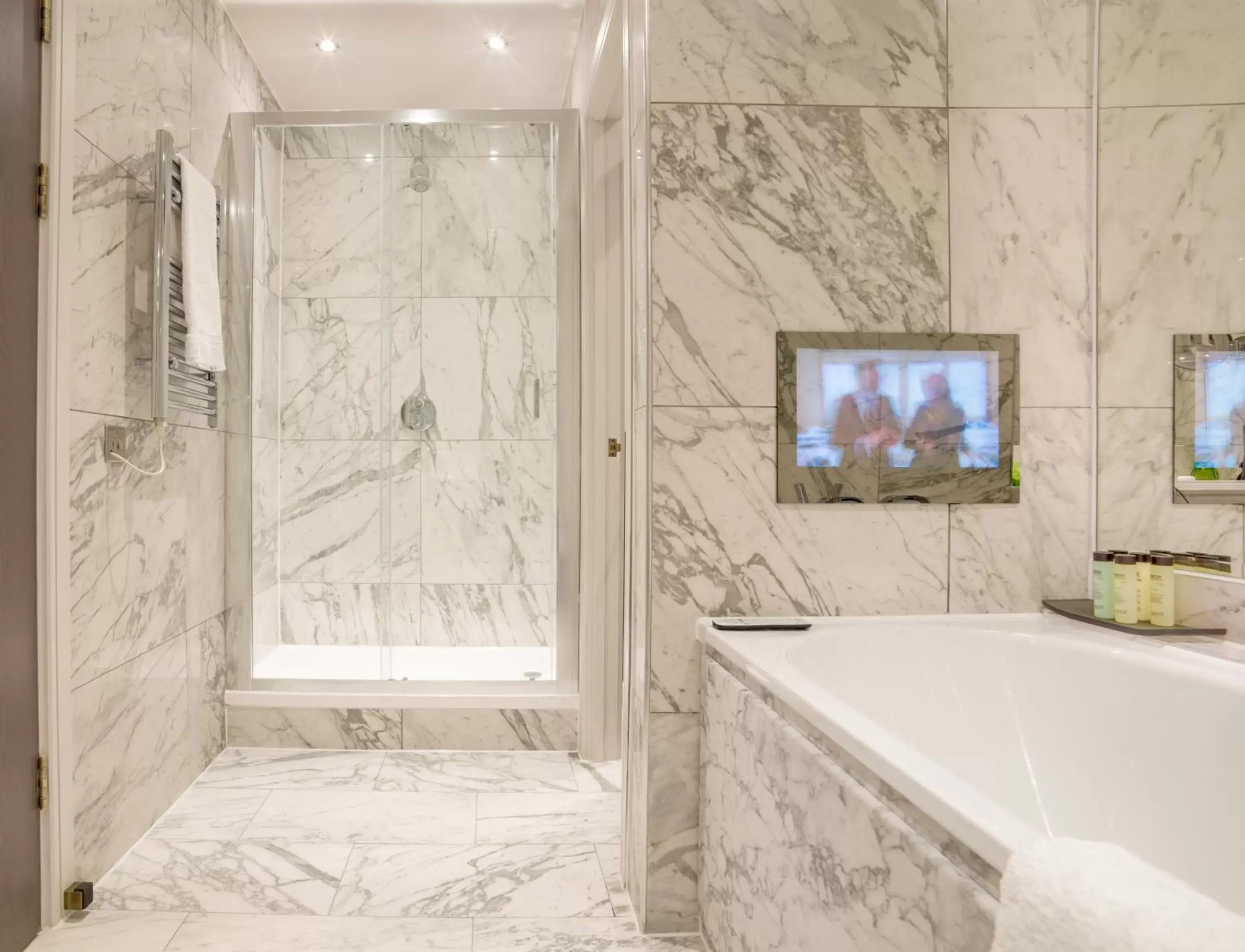 Shower, Bathroom in Boulevard Hotel