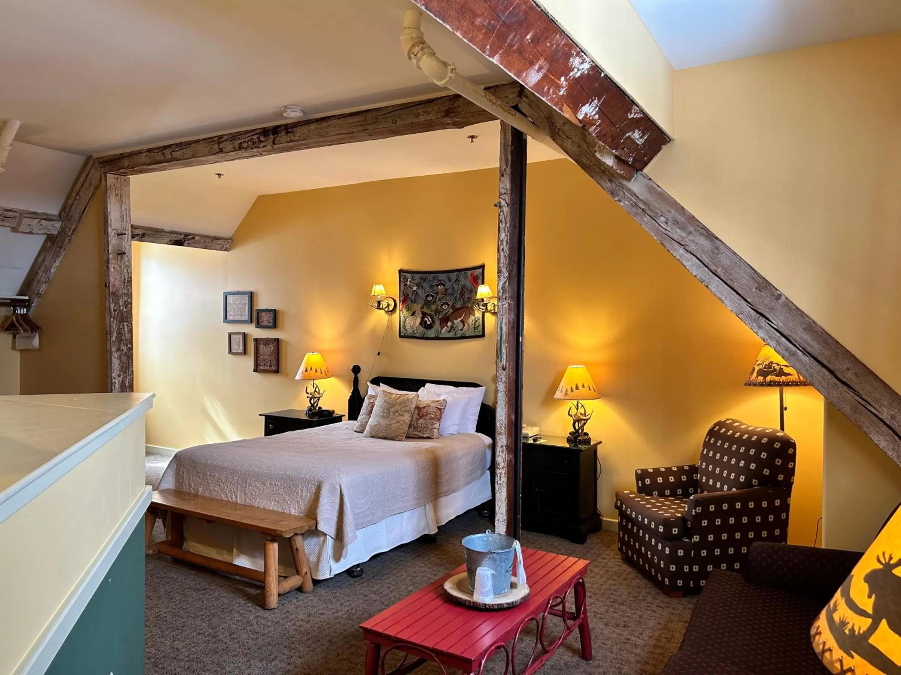 Bed in The Common Man Inn, Spa & Lodge