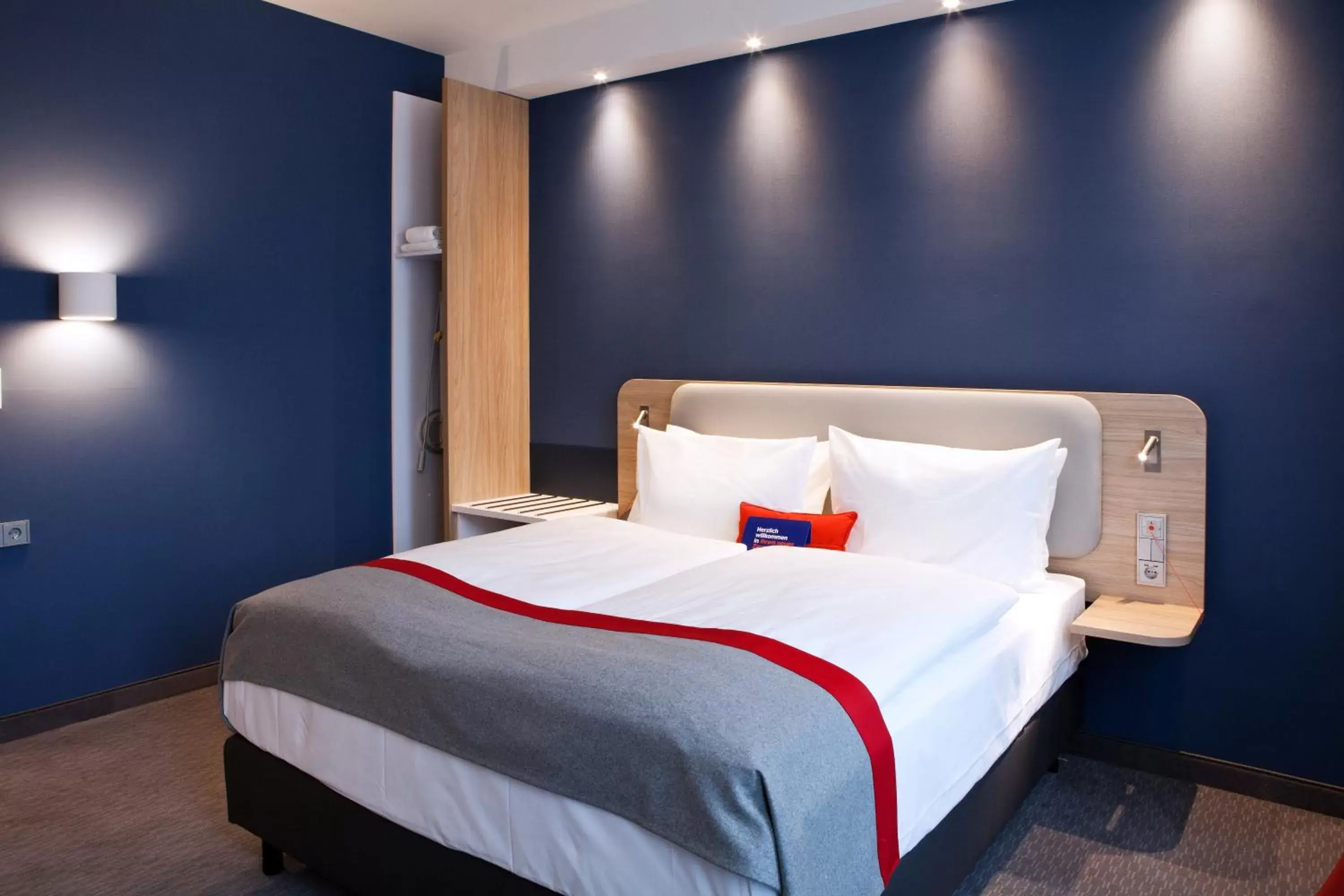 Photo of the whole room, Bed in Holiday Inn Express - Kaiserslautern, an IHG Hotel