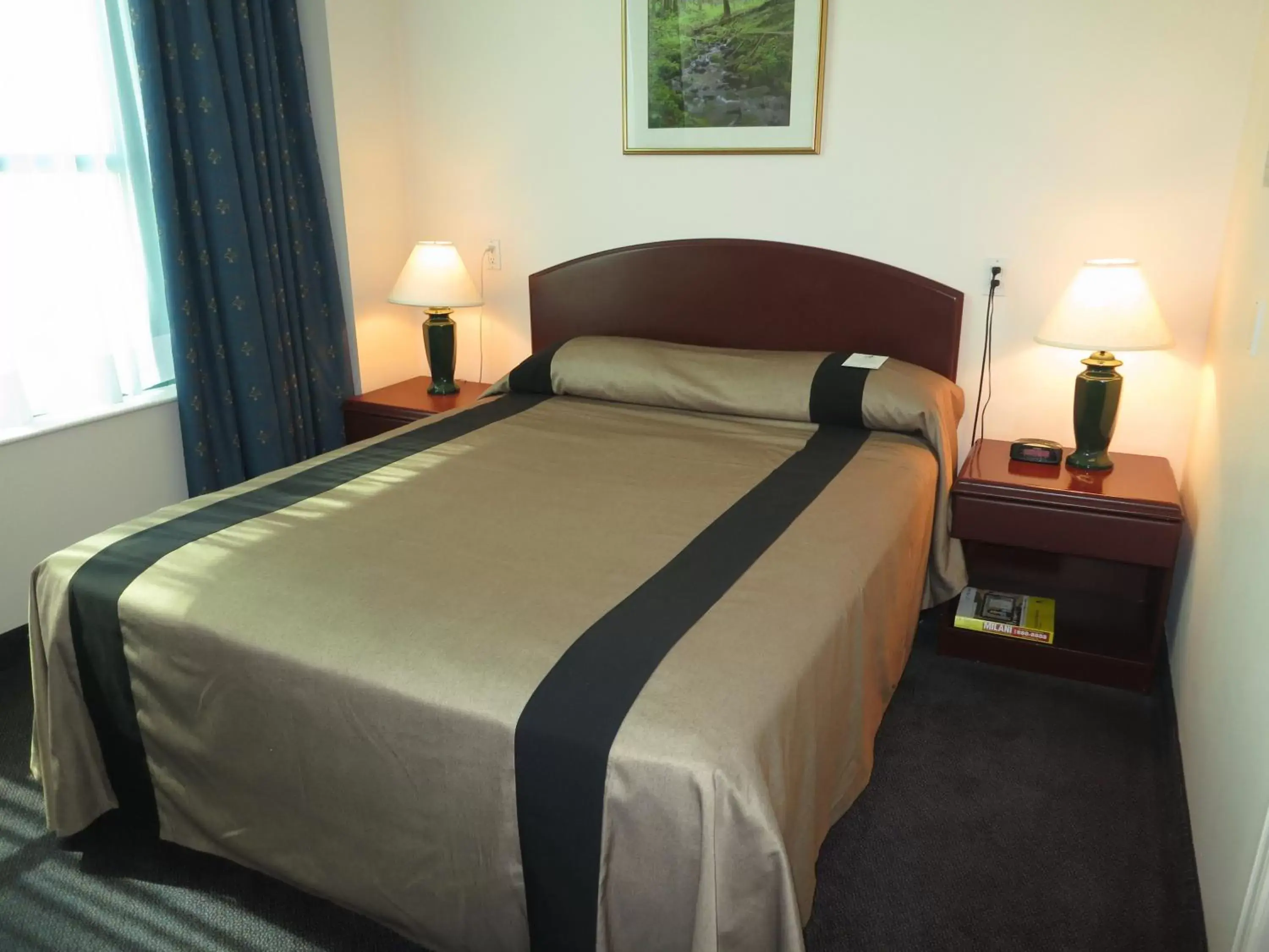 Bed in Rosedale on Robson Suite Hotel