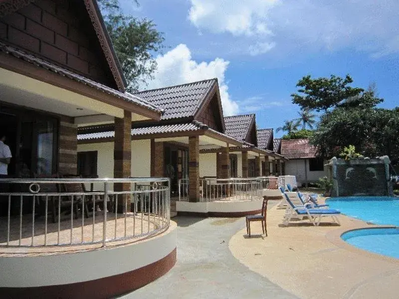 Sea view, Swimming Pool in Lanta Paradise Beach Resort