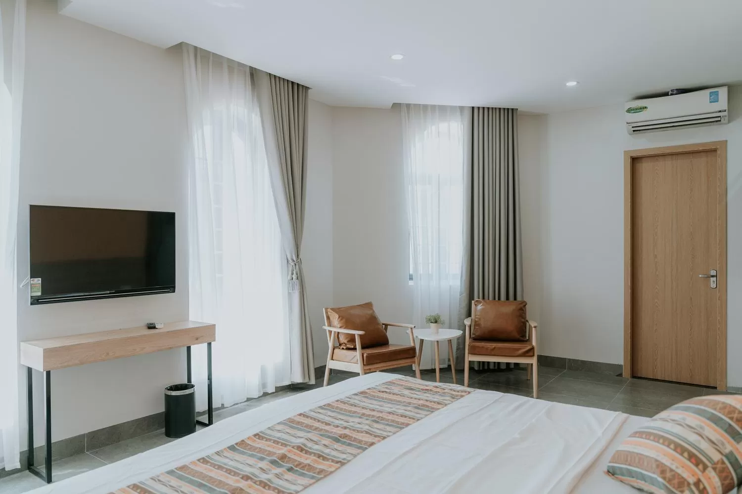 hair dresser, Bed in Le Cactus Hotel Ha Long