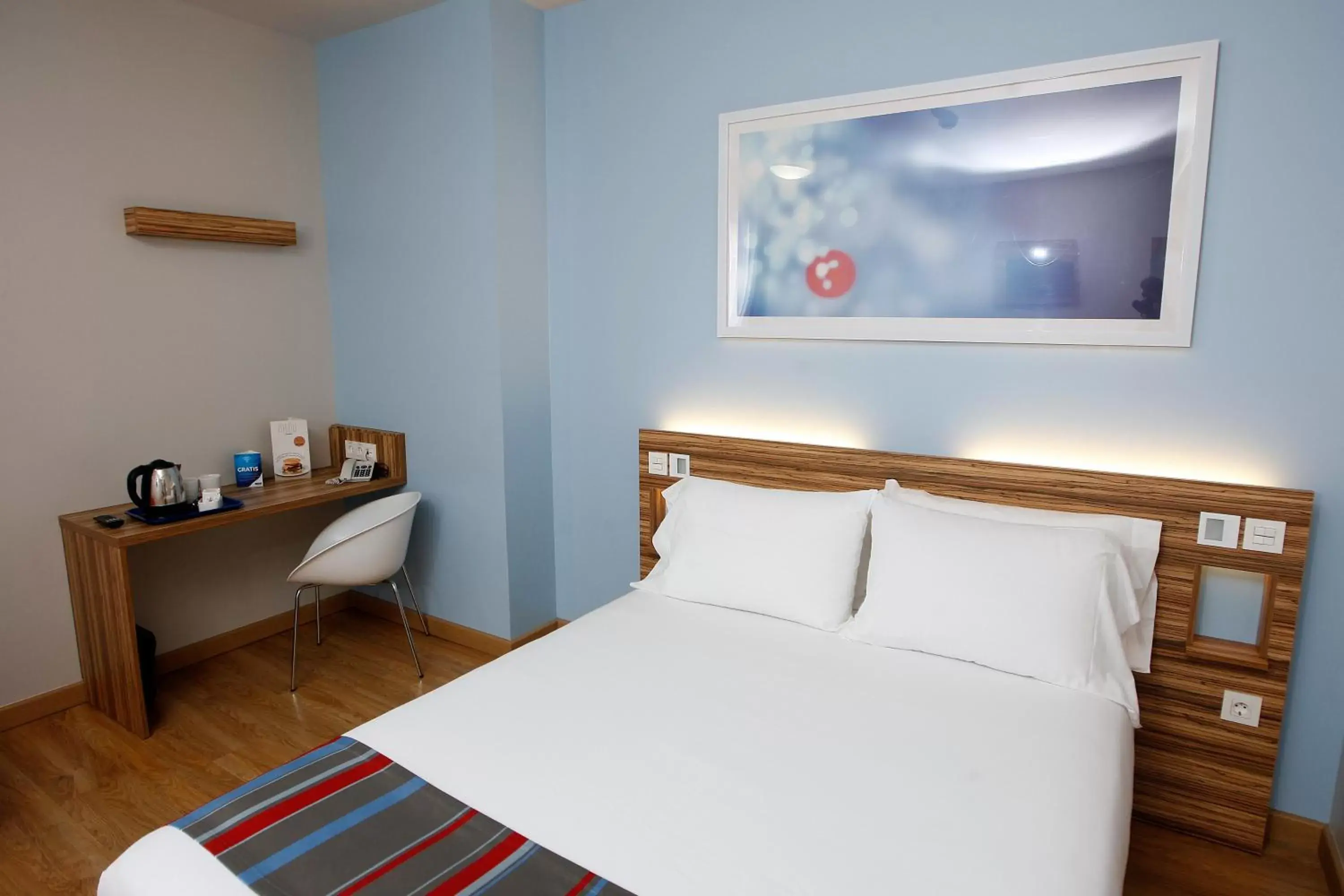 Bedroom, Bed in Travelodge Valencia Aeropuerto
