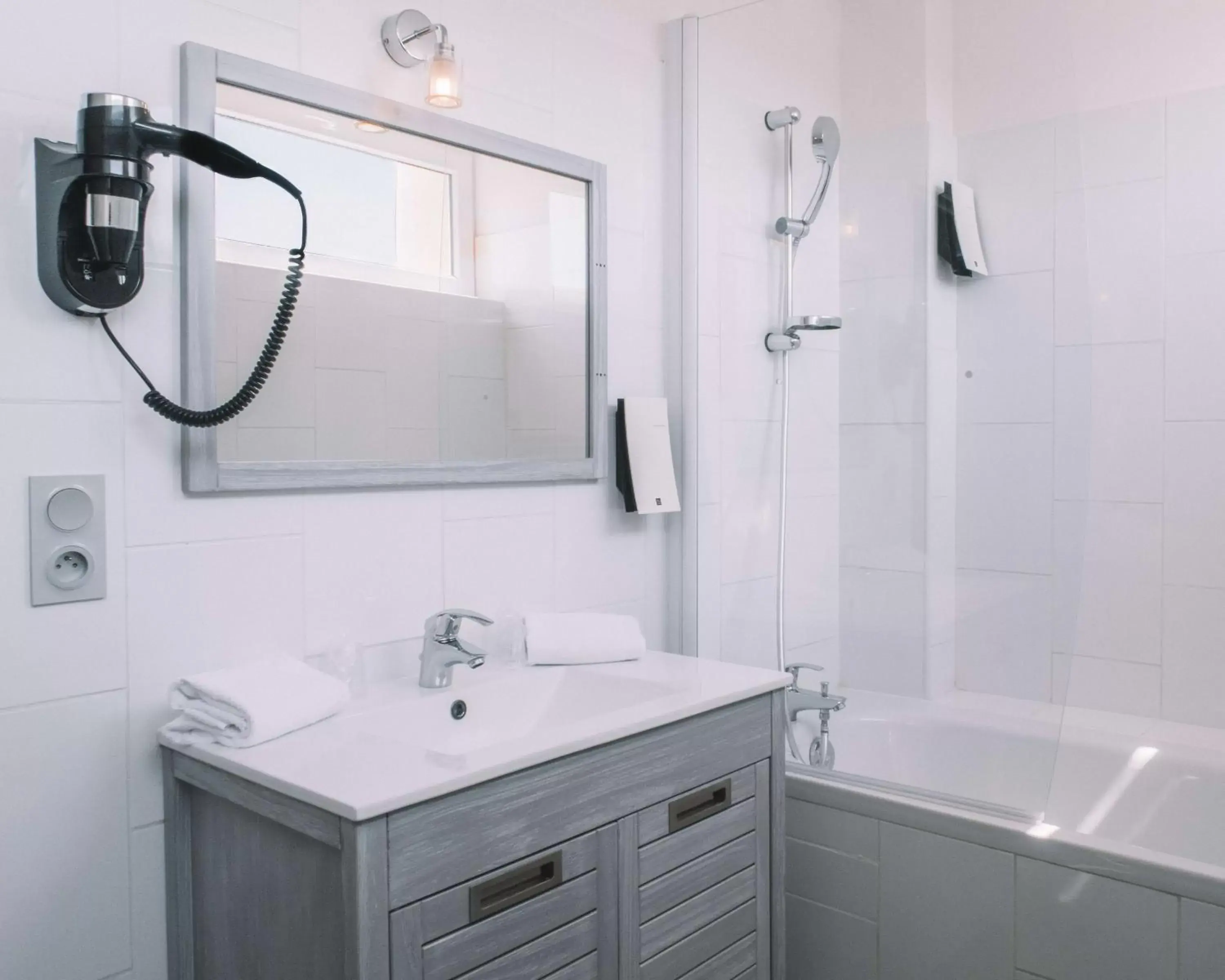 Photo of the whole room, Bathroom in Best Western Hôtel des Thermes - Balaruc les Bains Sète