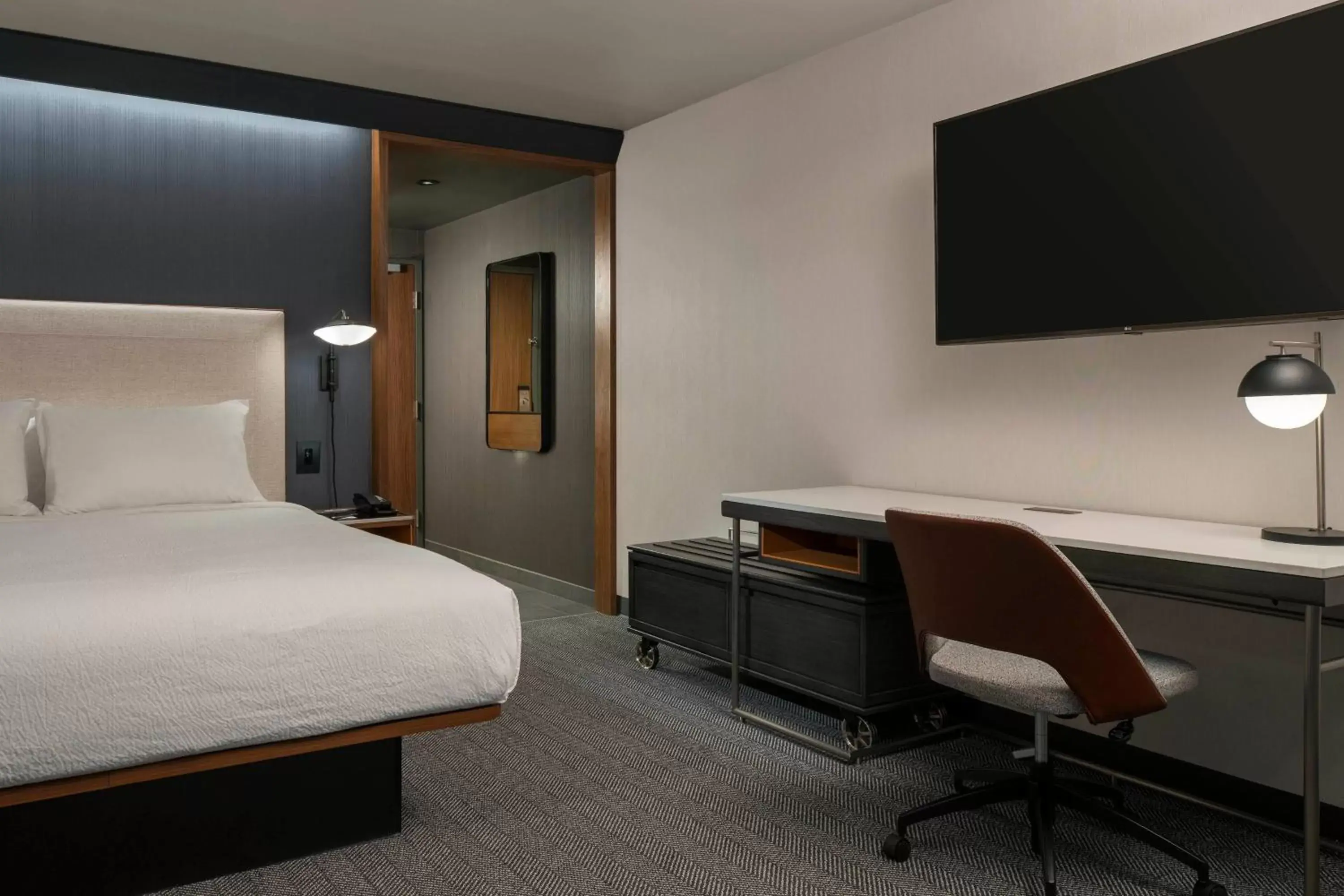 Photo of the whole room, Bed in Courtyard by Marriott Olympia