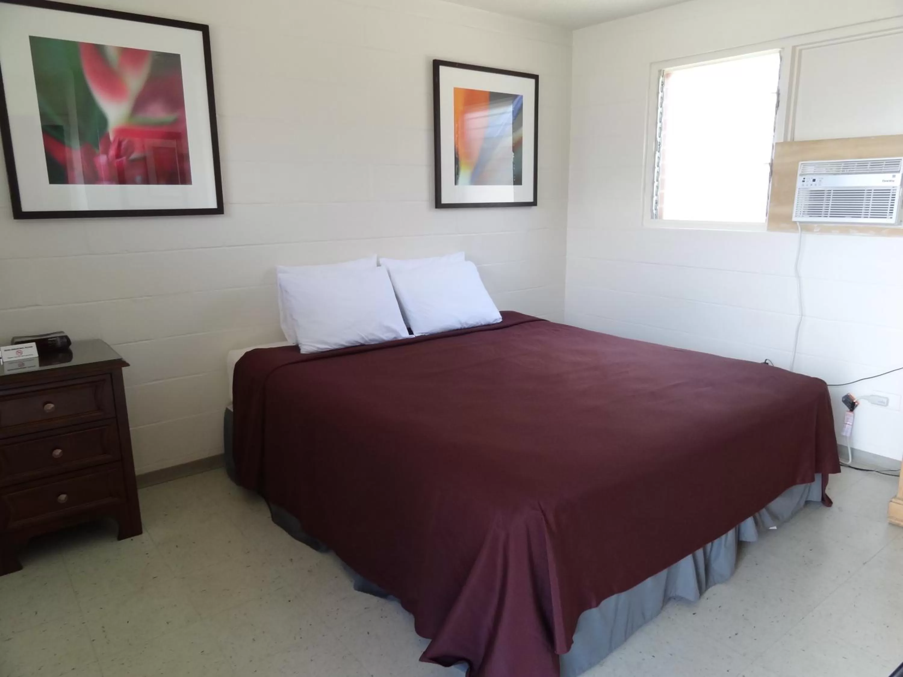 Bed in Tip Top Motel